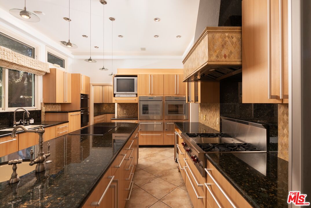 521 N Rexford Dr