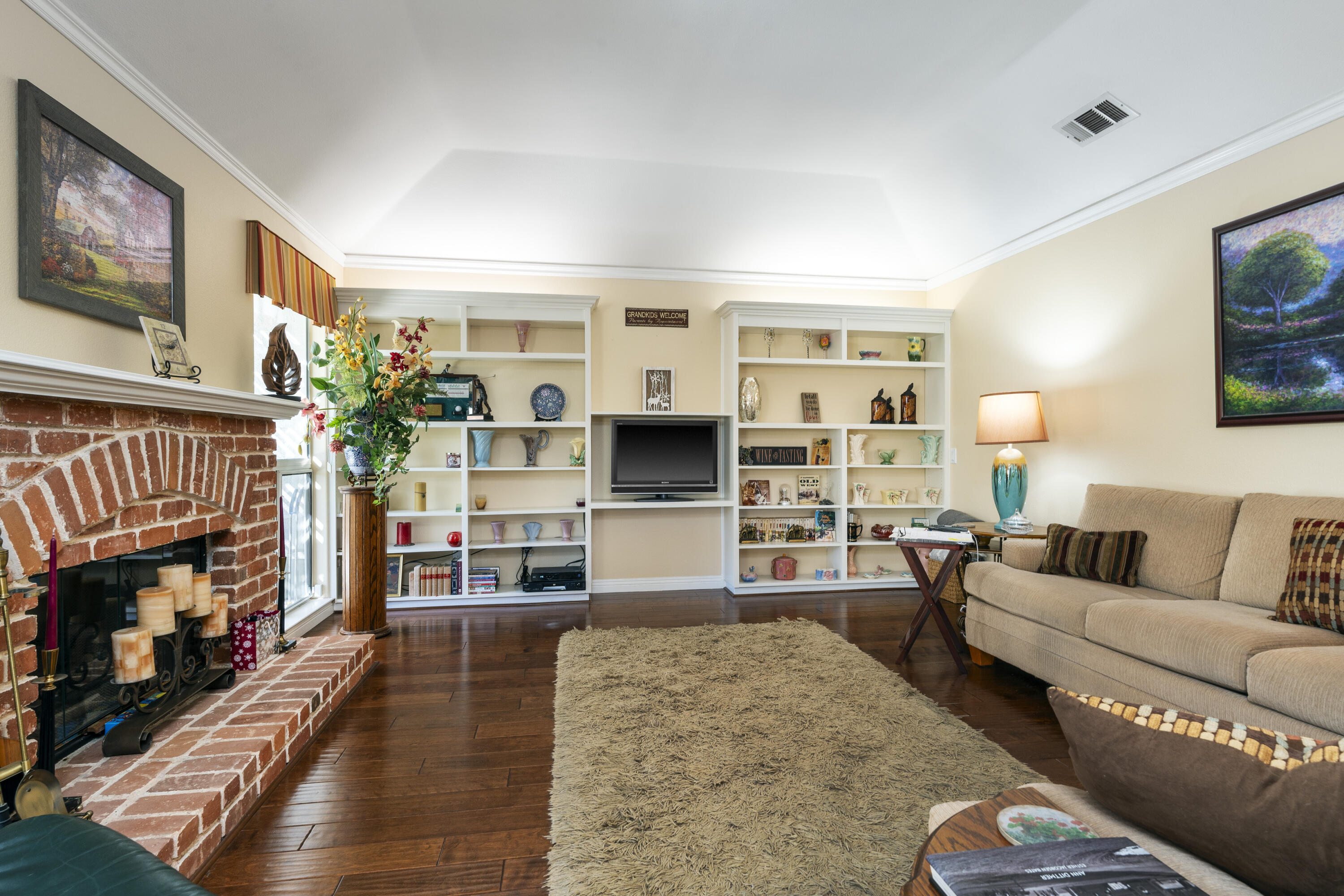 606 Aqueduct Way
