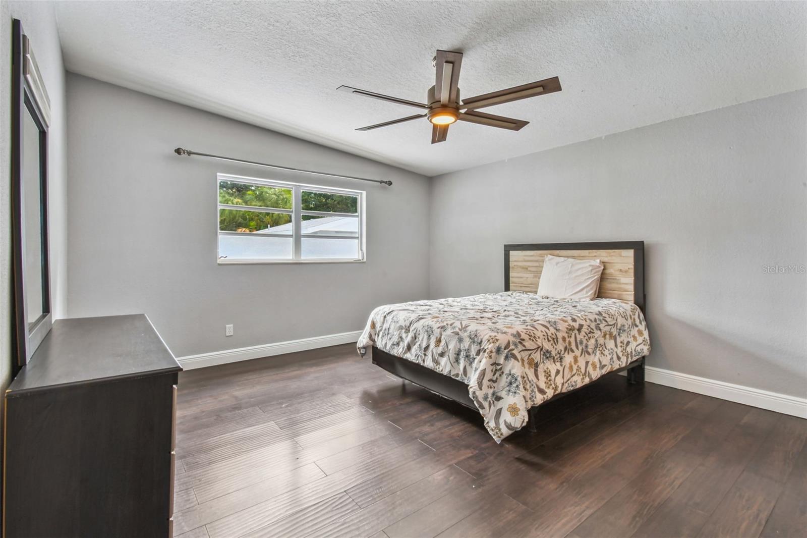 3909 N CLEARFIELD AVE