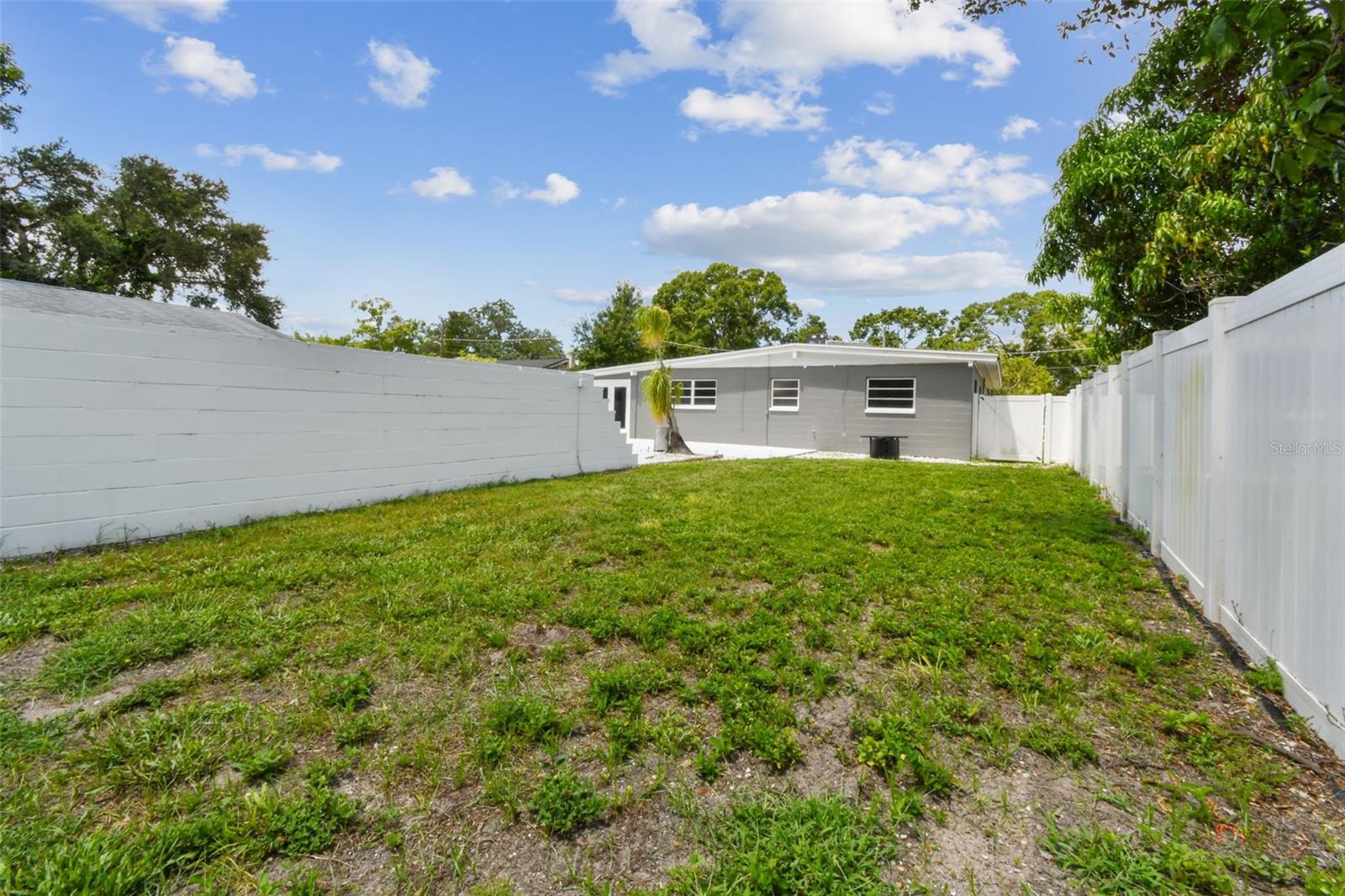 3909 N CLEARFIELD AVE