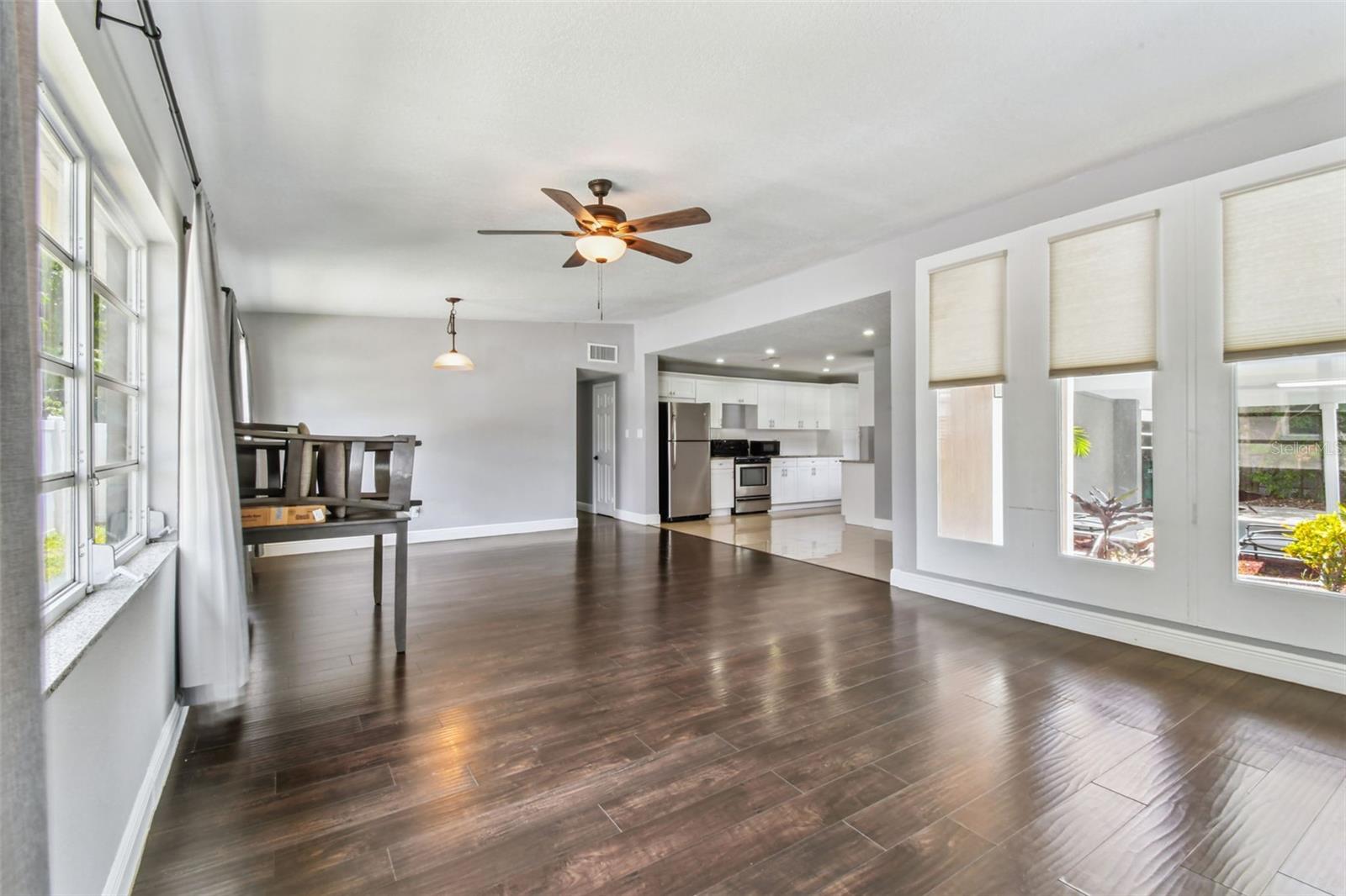 3909 N CLEARFIELD AVE