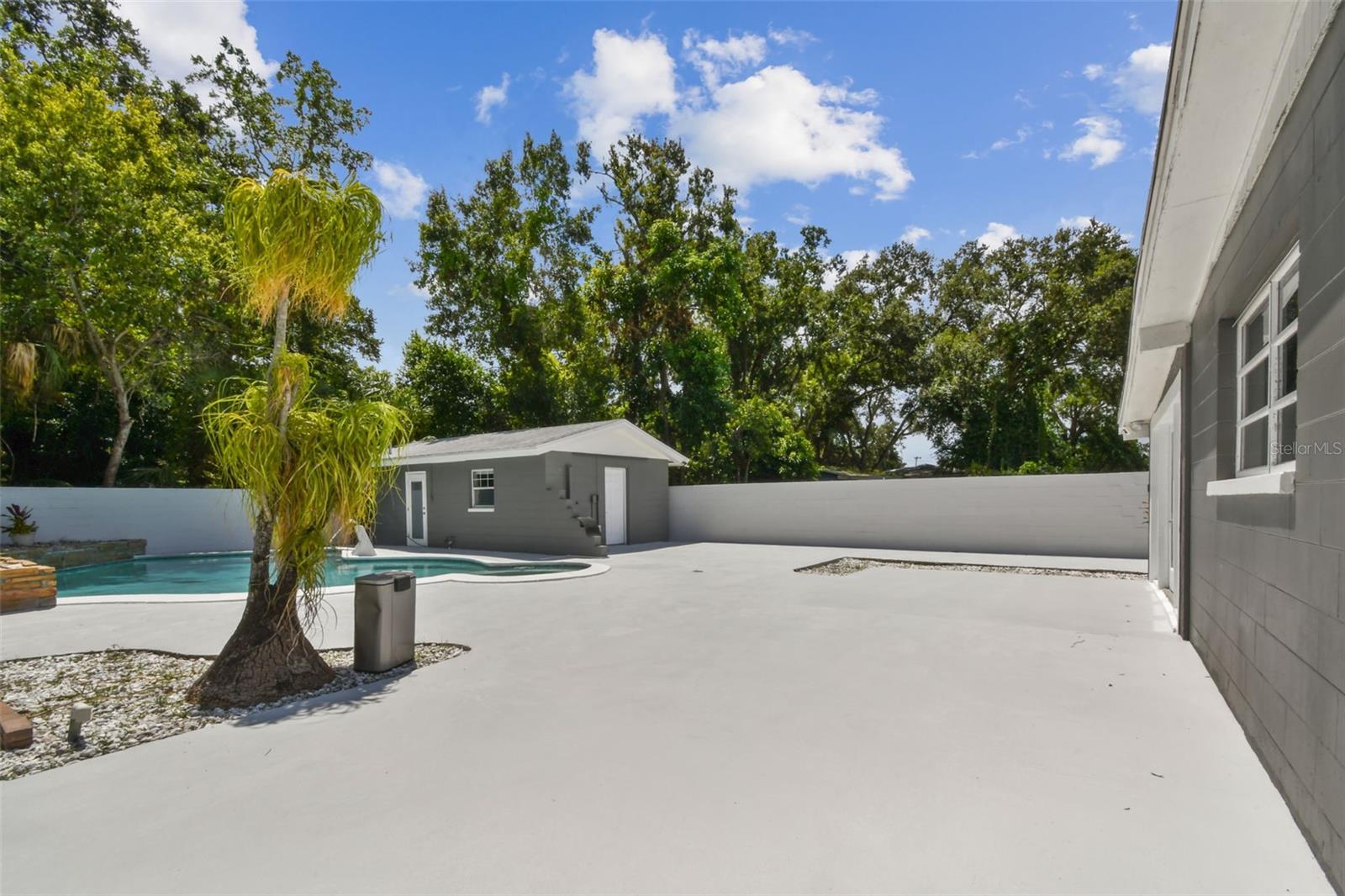 3909 N CLEARFIELD AVE