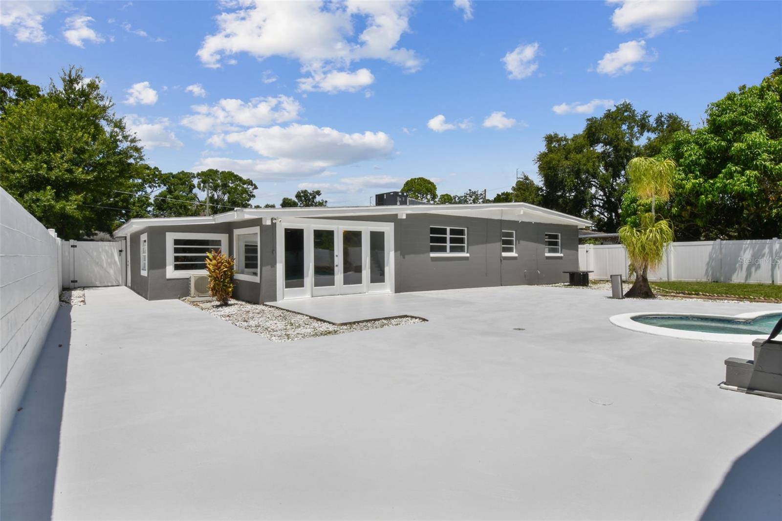 3909 N CLEARFIELD AVE