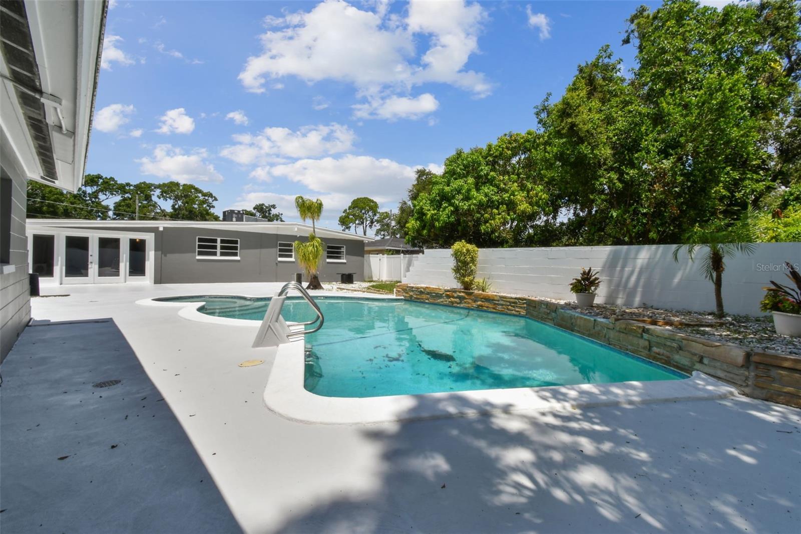 3909 N CLEARFIELD AVE