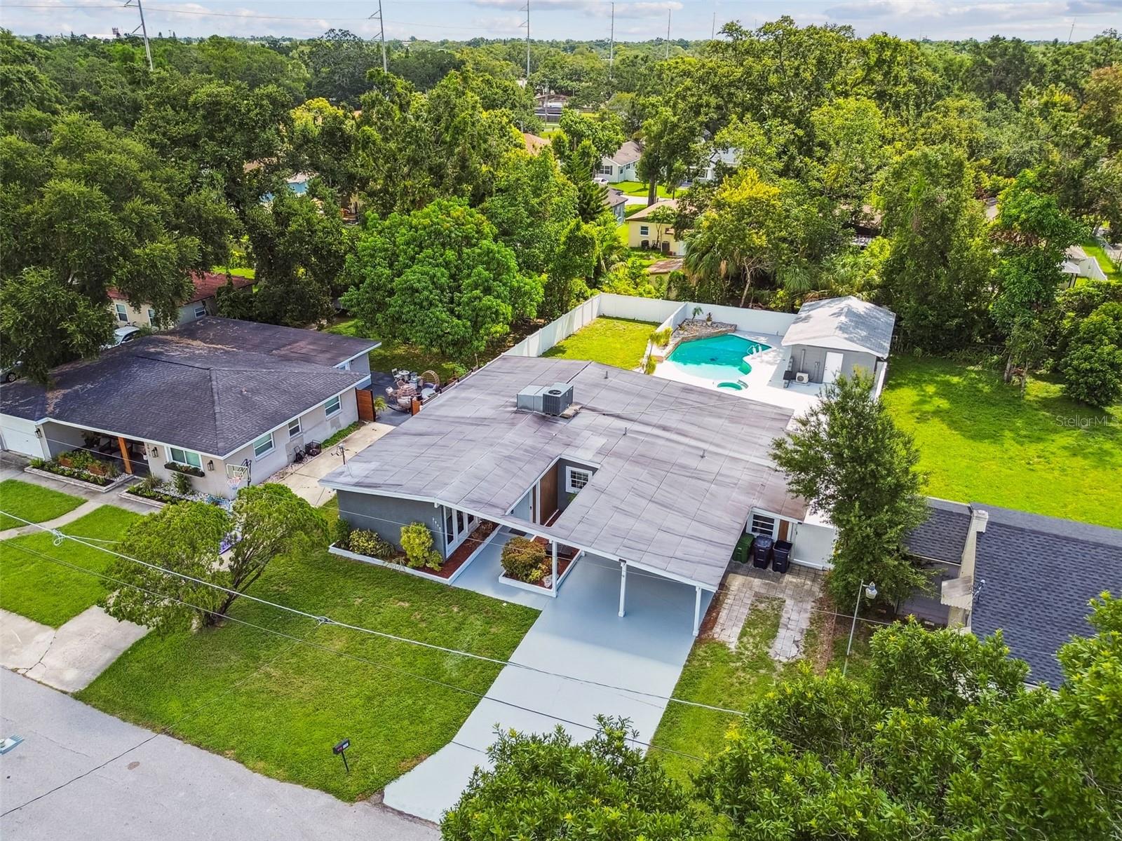 3909 N CLEARFIELD AVE