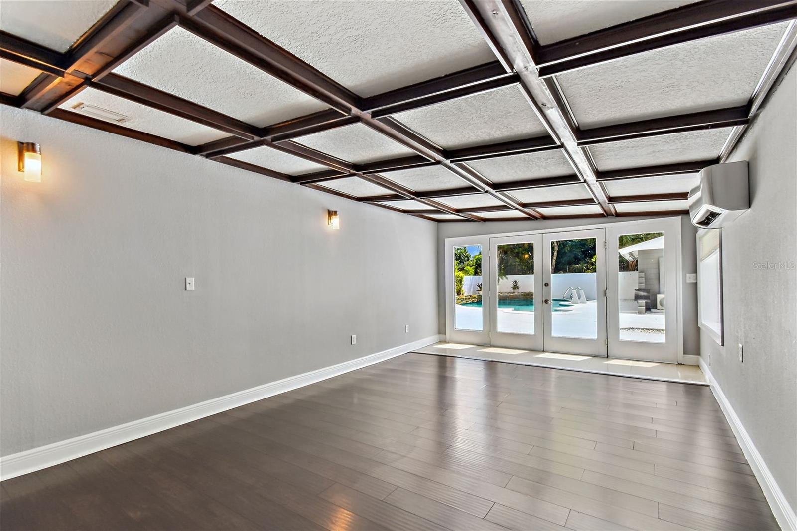 3909 N CLEARFIELD AVE