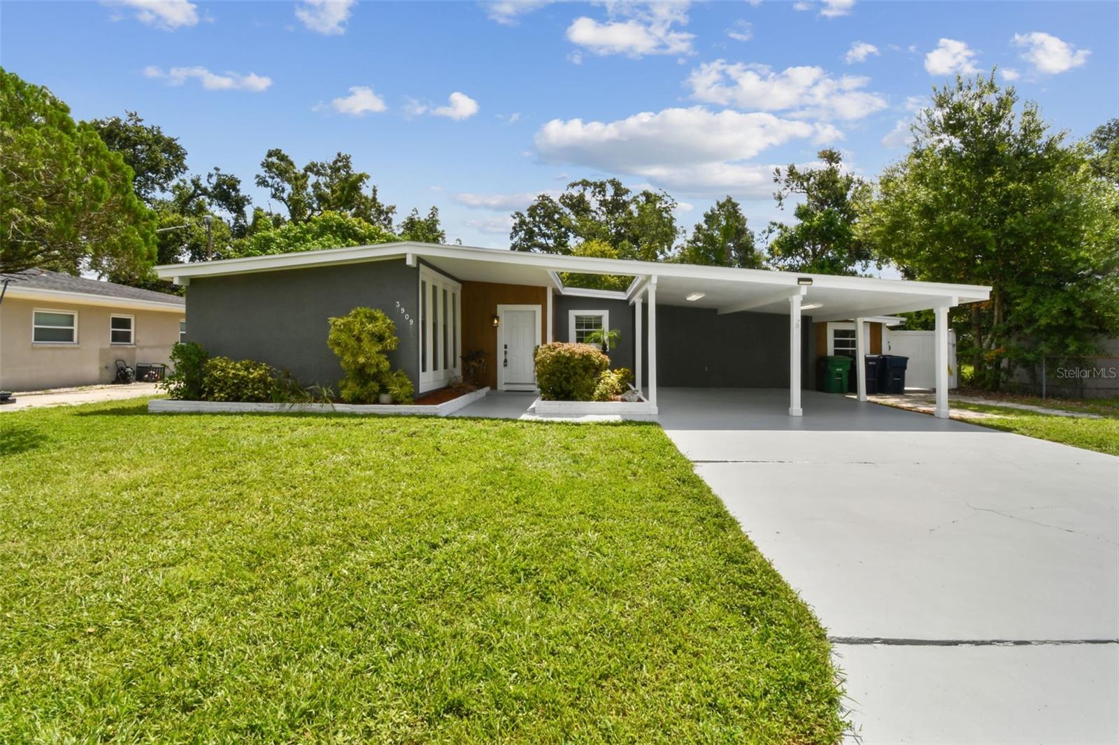 3909 N CLEARFIELD AVE