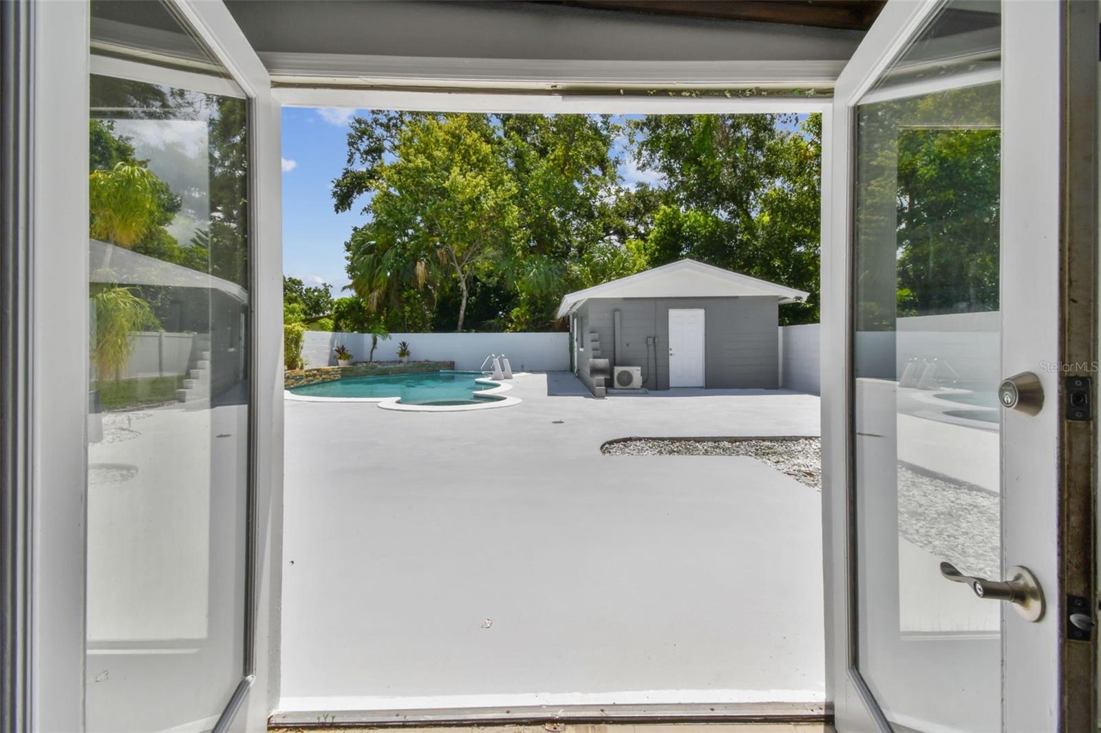 3909 N CLEARFIELD AVE