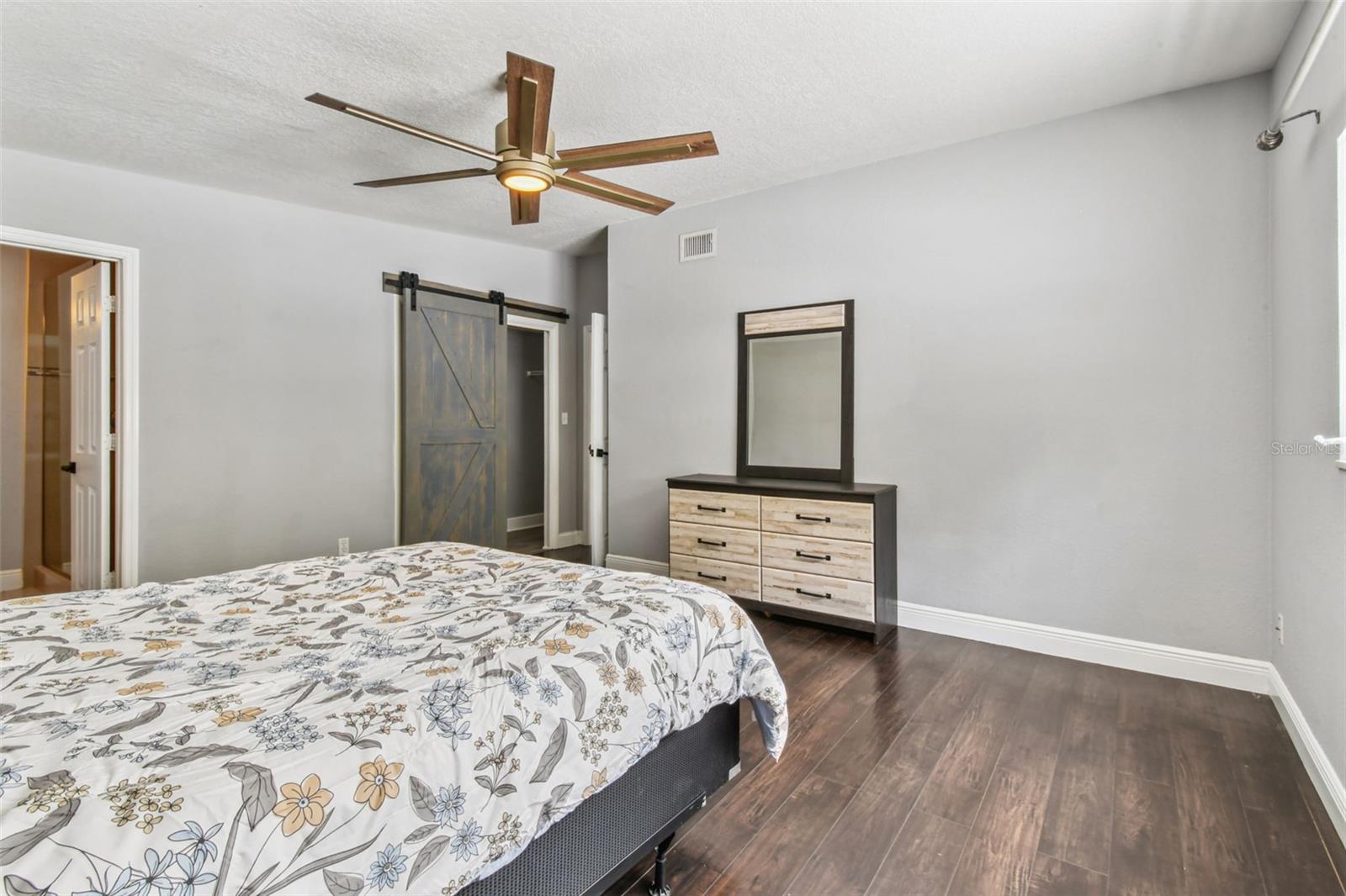 3909 N CLEARFIELD AVE