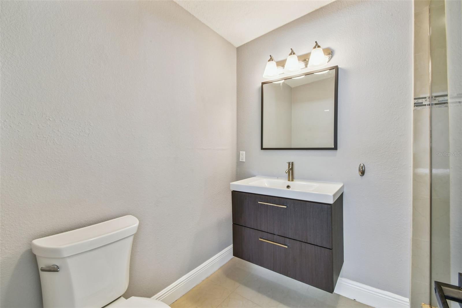 3909 N CLEARFIELD AVE