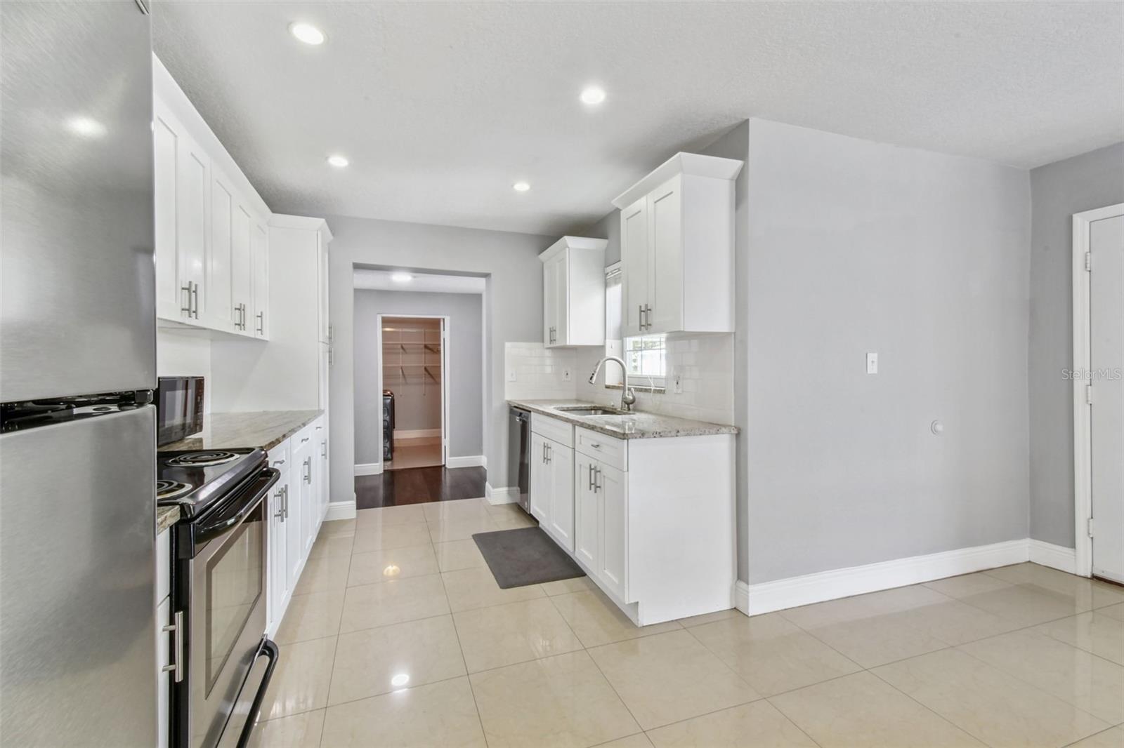 3909 N CLEARFIELD AVE