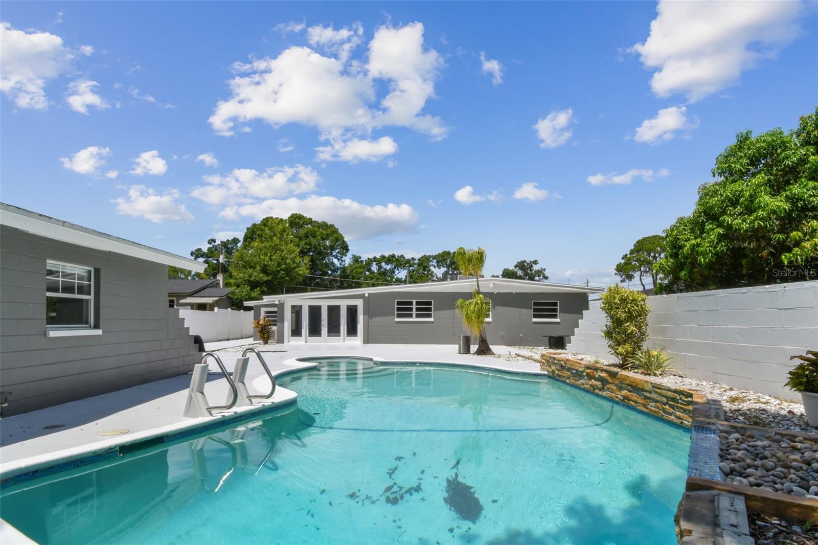 3909 N CLEARFIELD AVE