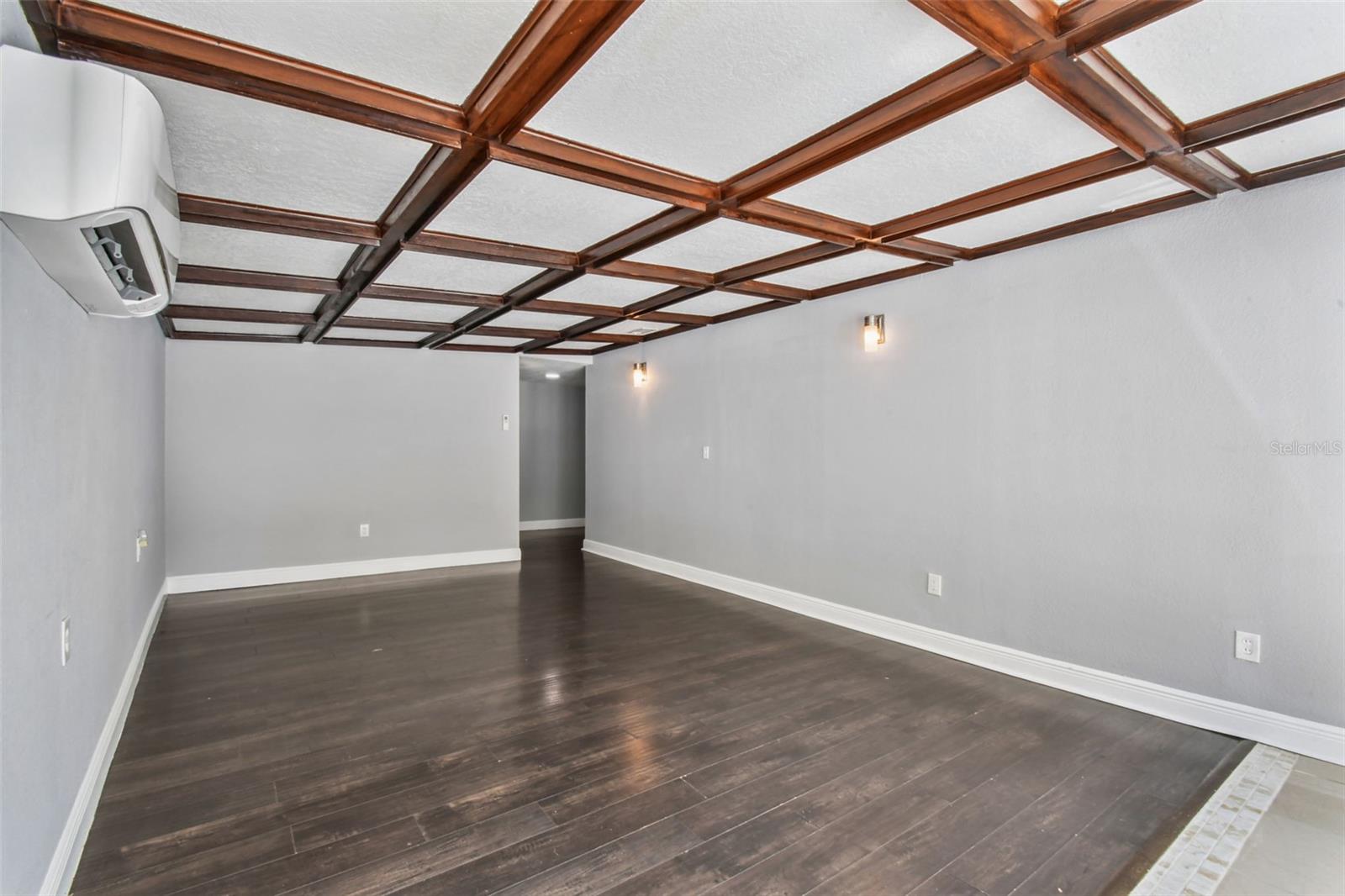 3909 N CLEARFIELD AVE