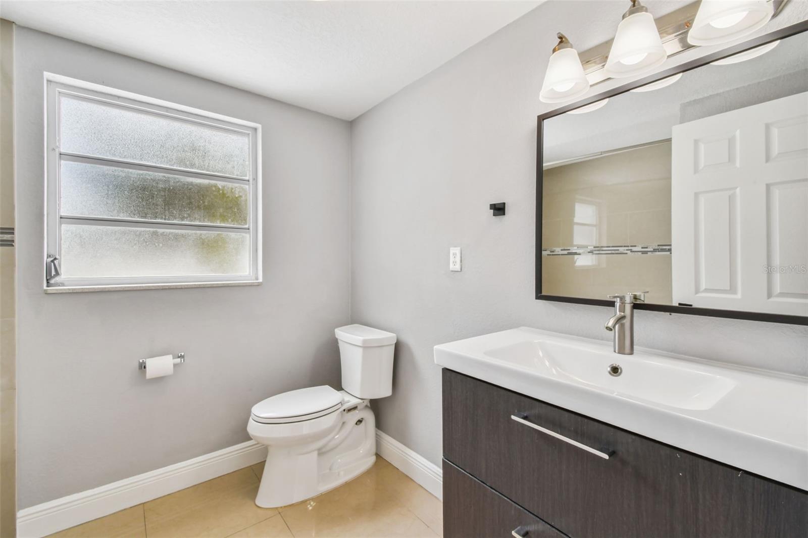 3909 N CLEARFIELD AVE