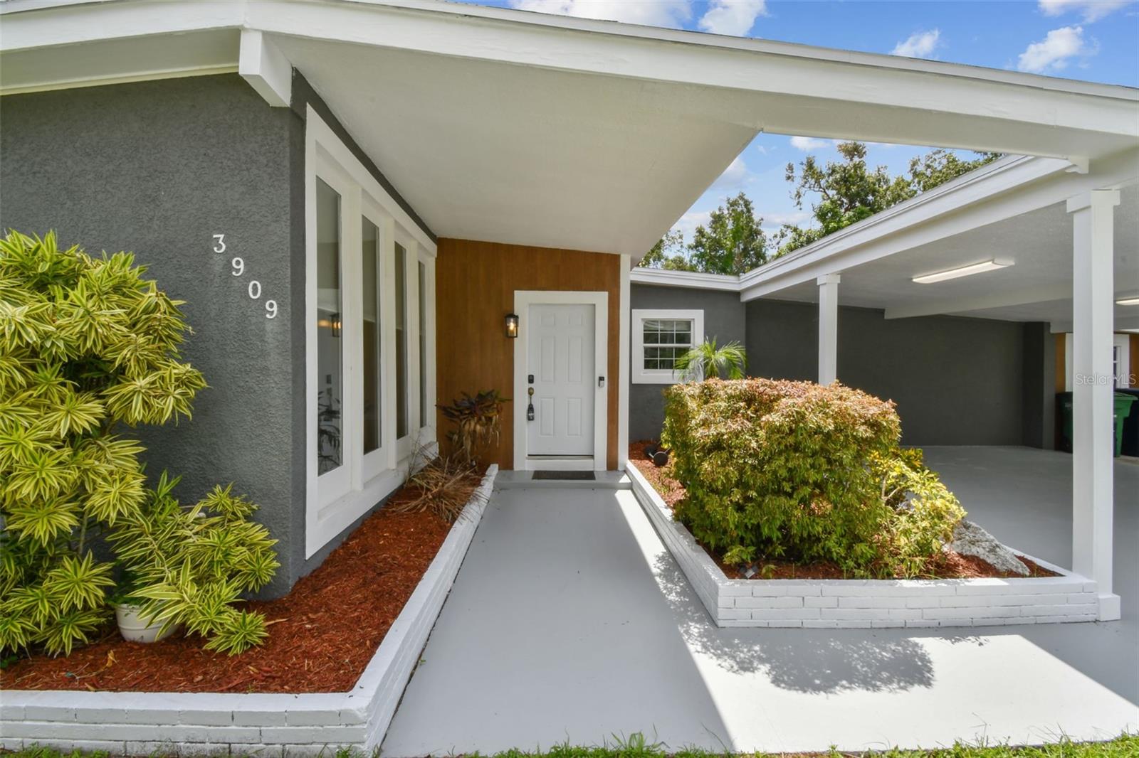 3909 N CLEARFIELD AVE