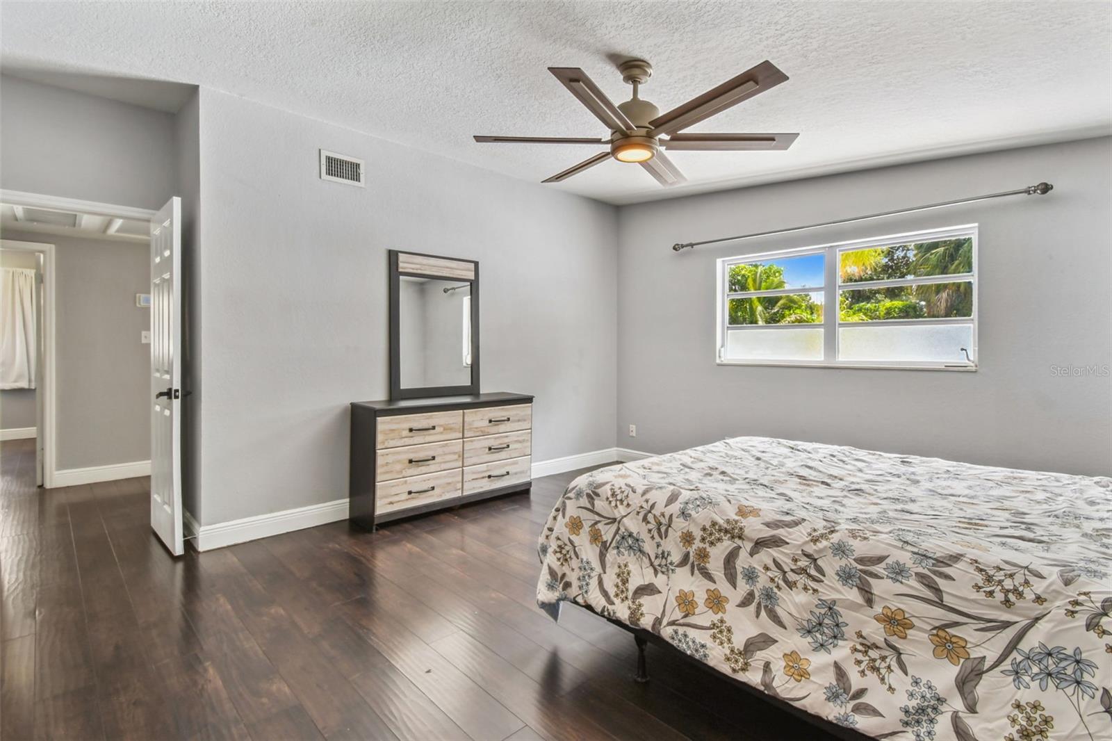 3909 N CLEARFIELD AVE