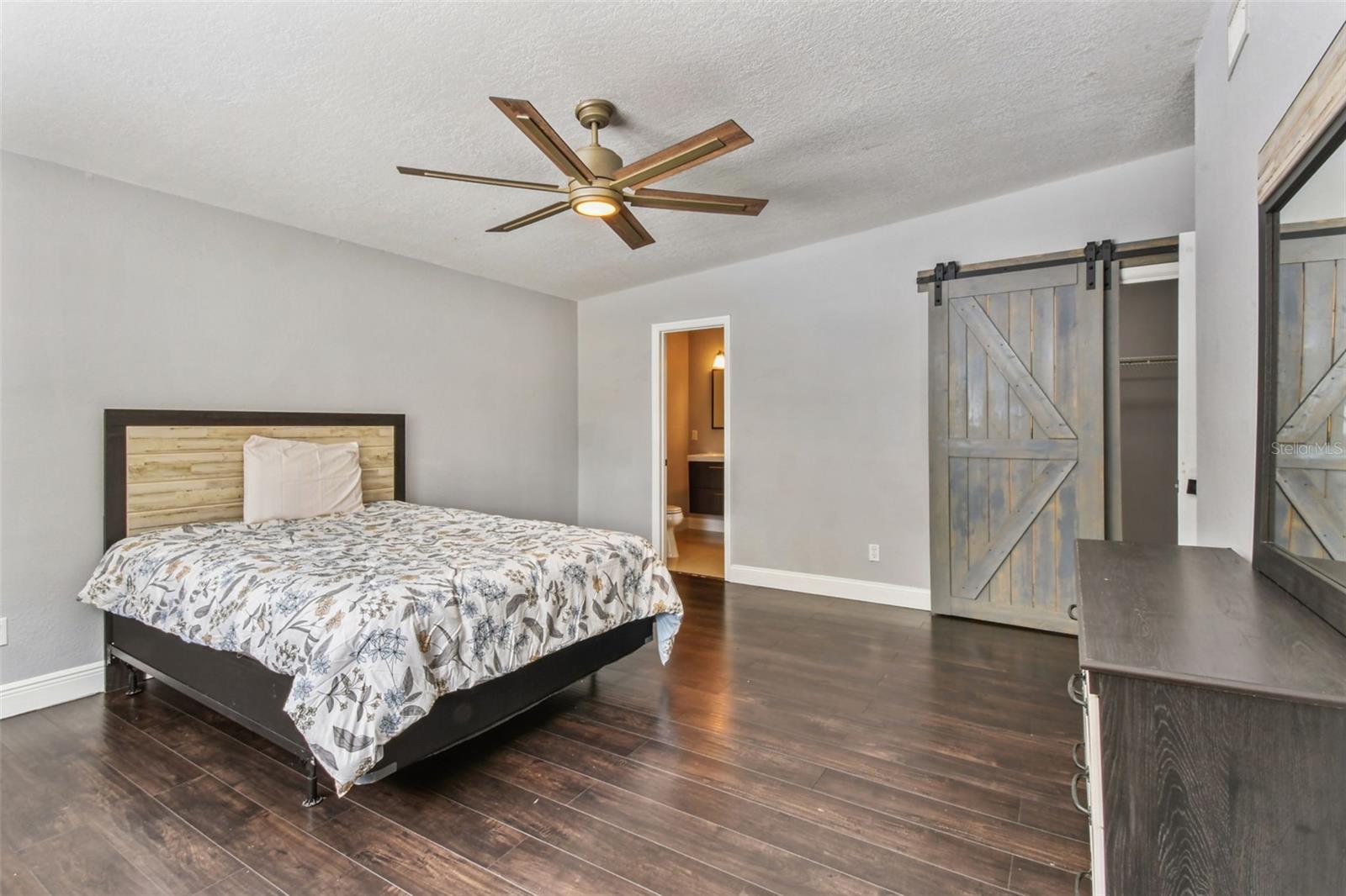 3909 N CLEARFIELD AVE