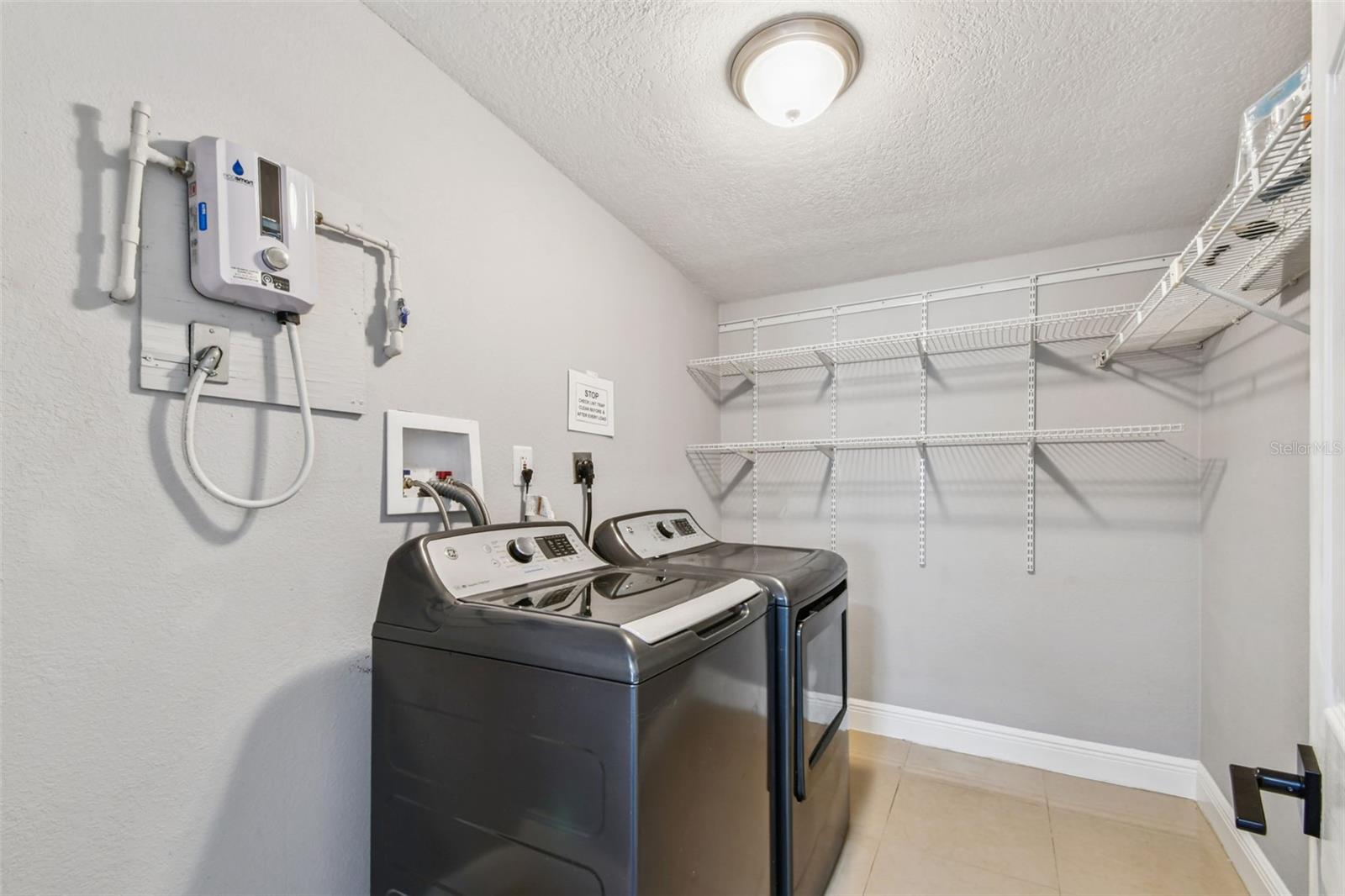 3909 N CLEARFIELD AVE