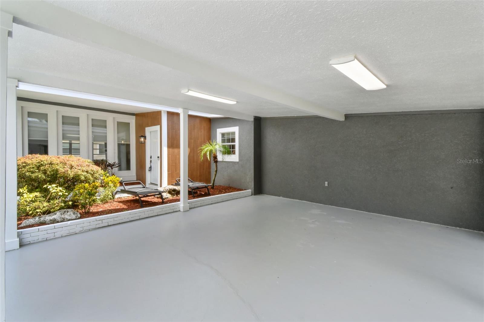 3909 N CLEARFIELD AVE