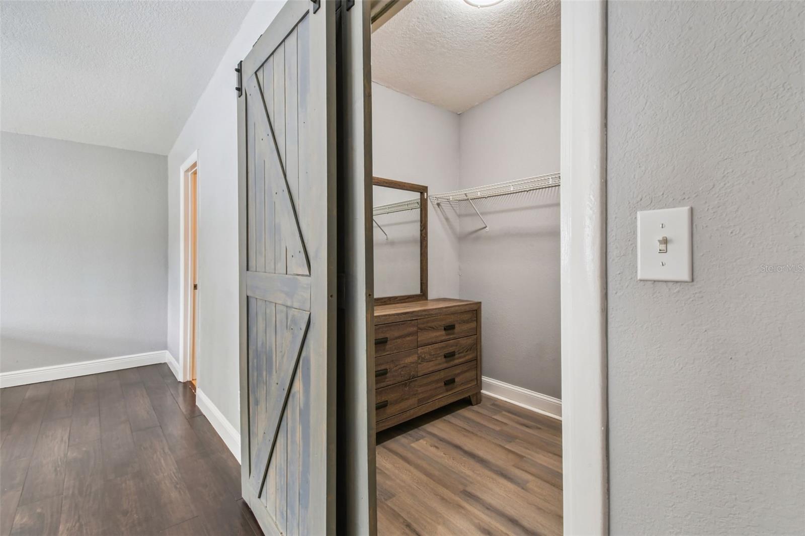 3909 N CLEARFIELD AVE