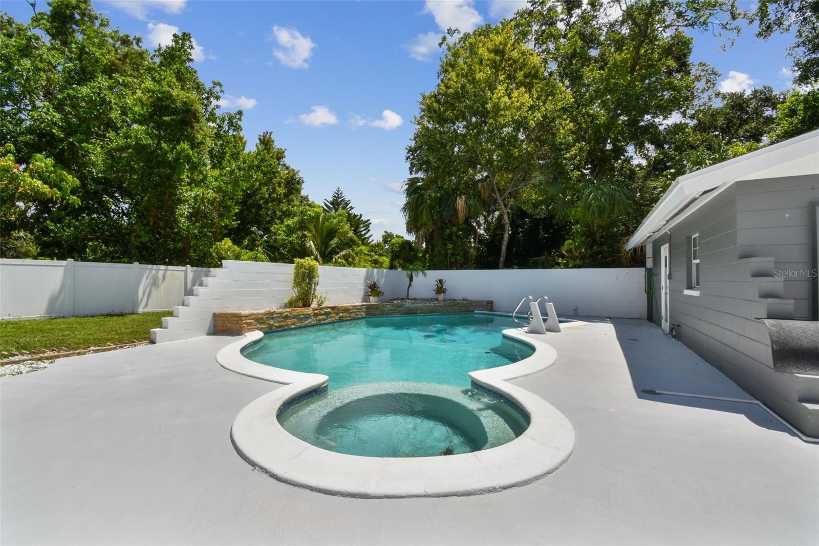 3909 N CLEARFIELD AVE