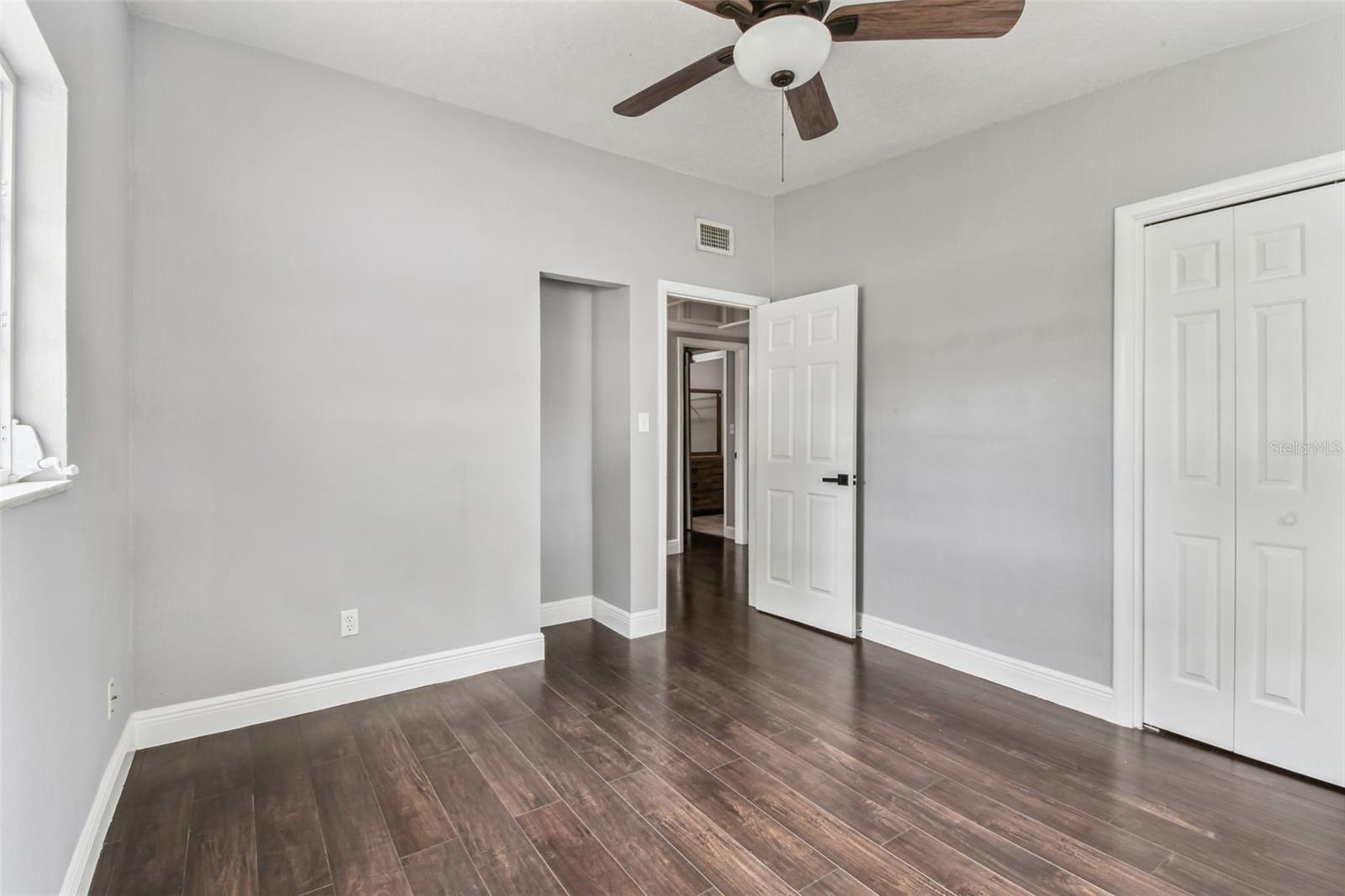 3909 N CLEARFIELD AVE