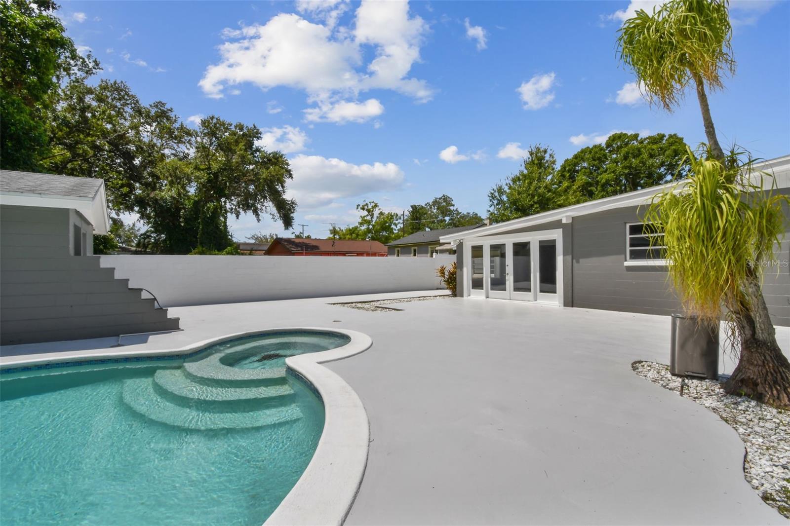 3909 N CLEARFIELD AVE