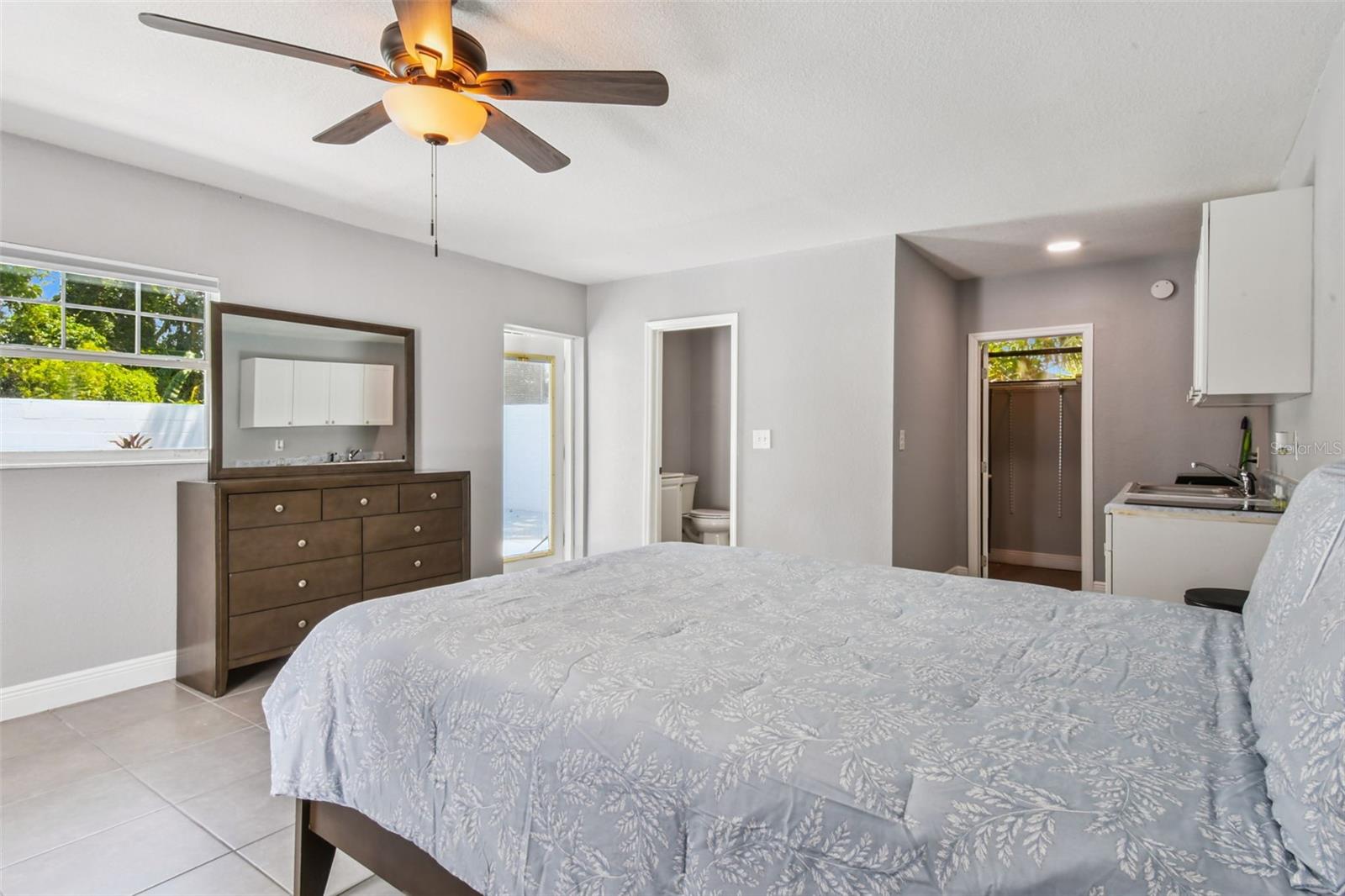 3909 N CLEARFIELD AVE