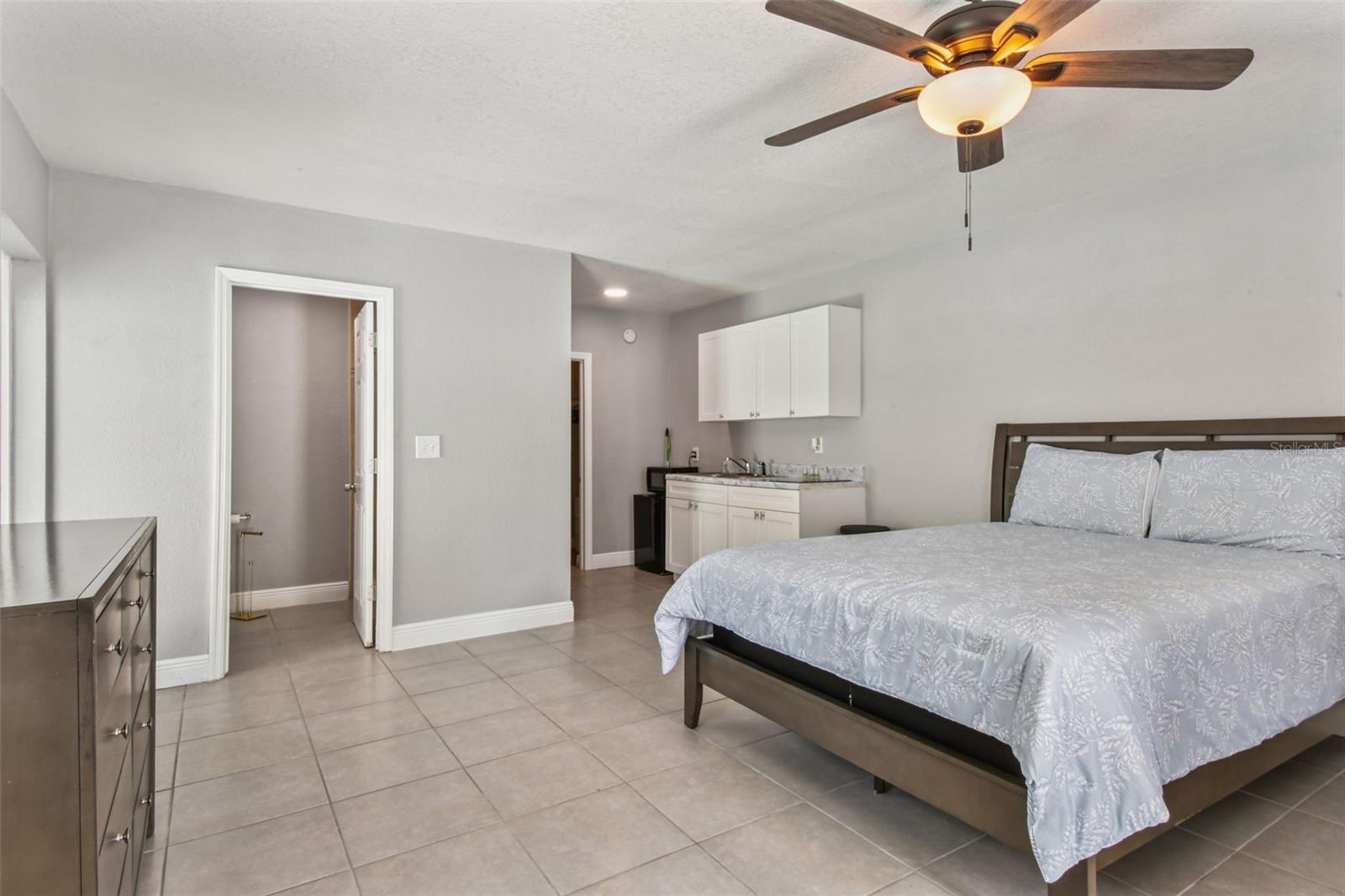 3909 N CLEARFIELD AVE