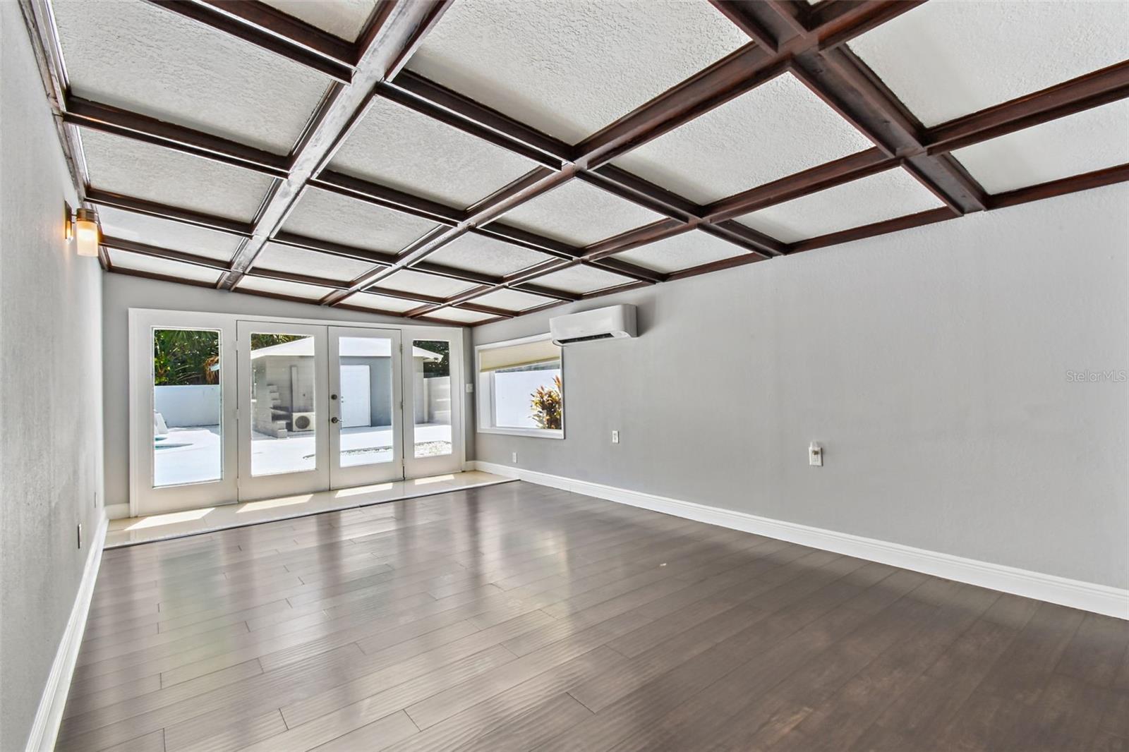 3909 N CLEARFIELD AVE