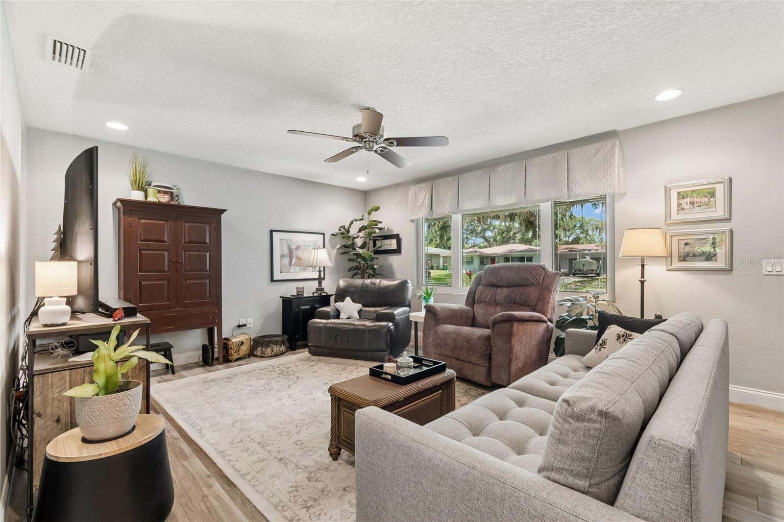 1207 KAPOK CIR