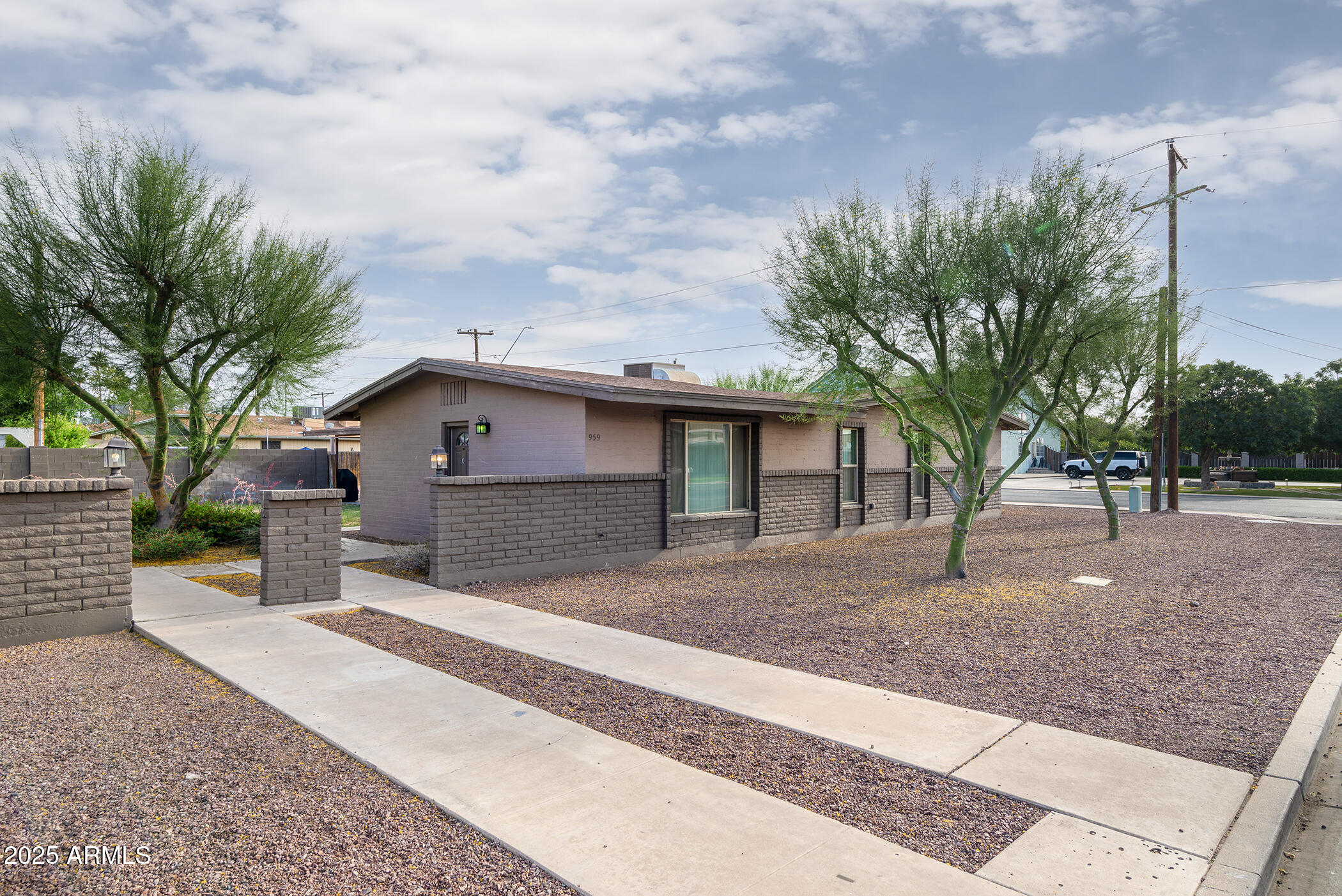 947 W 8TH Place