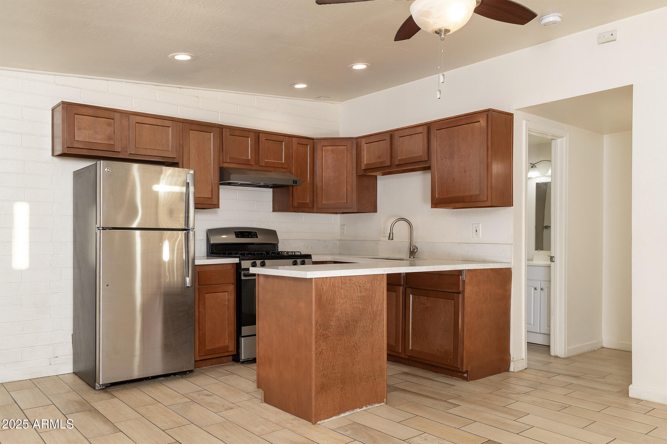 1002 S MARIANA Street