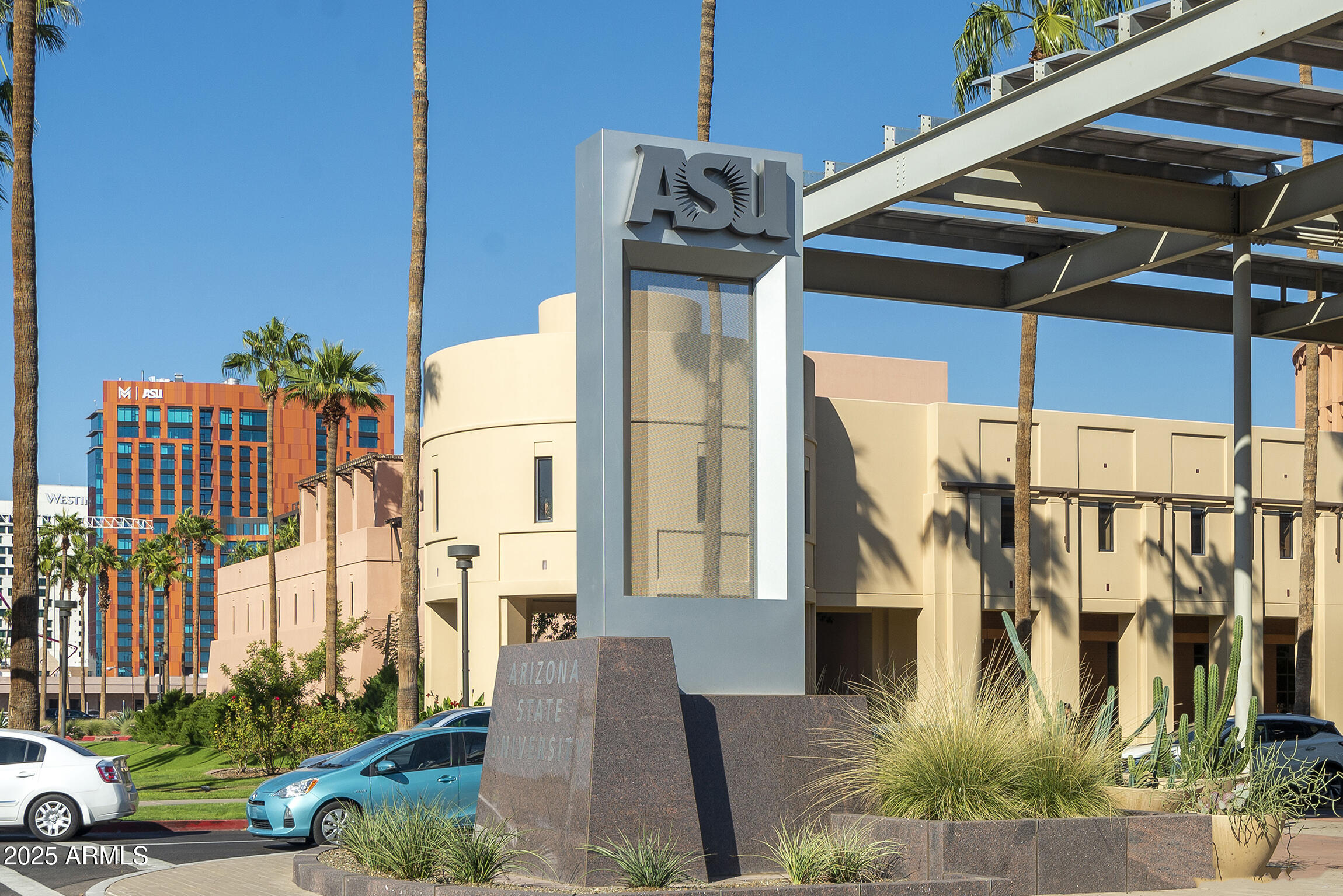 1002 S MARIANA Street