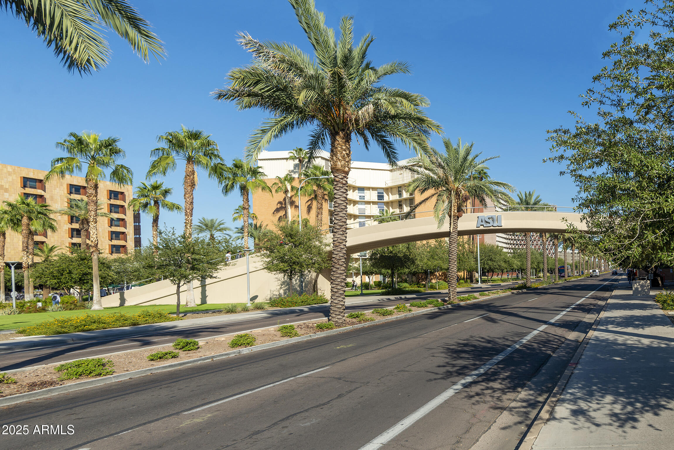 1002 S MARIANA Street