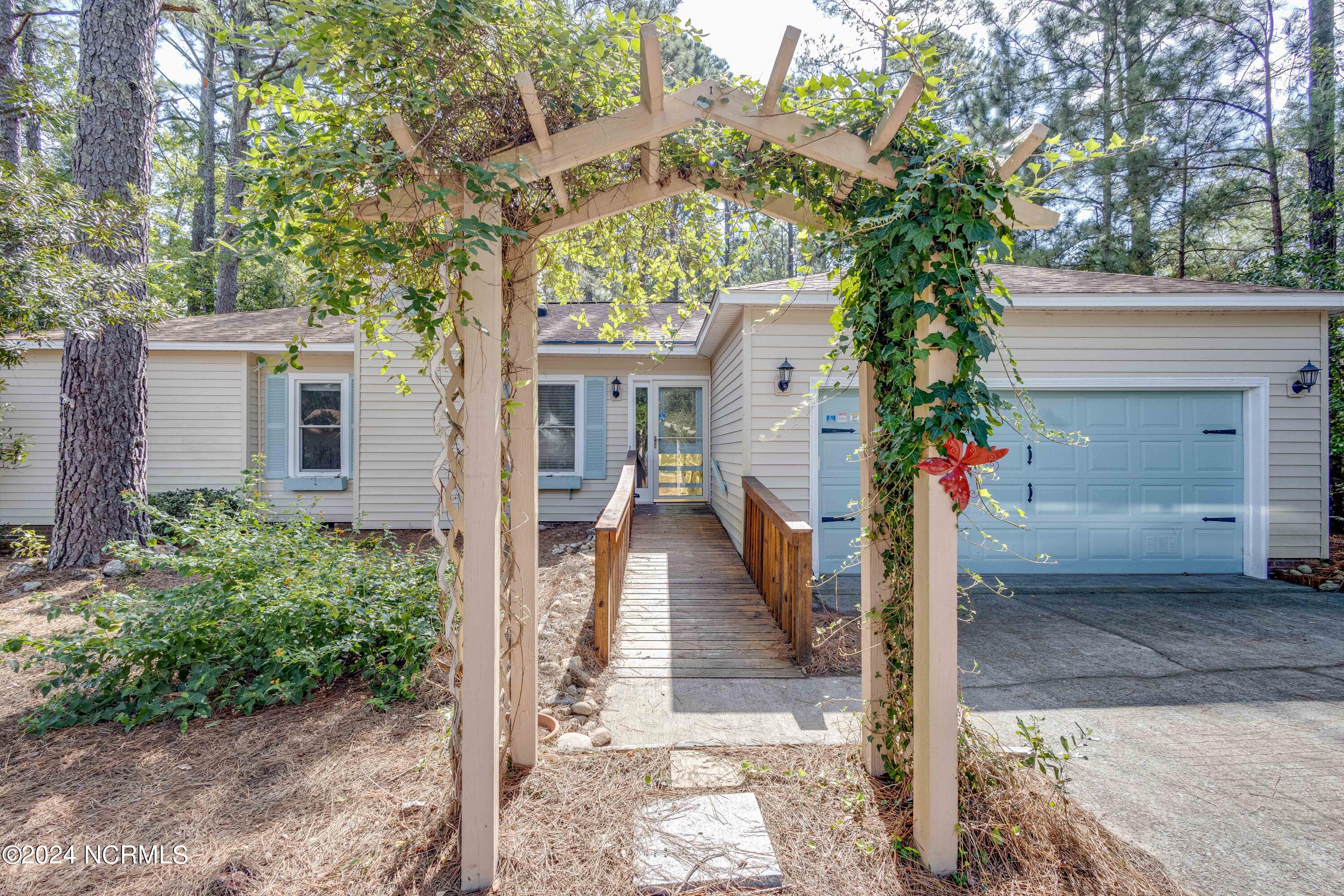 802 Black Swan Road