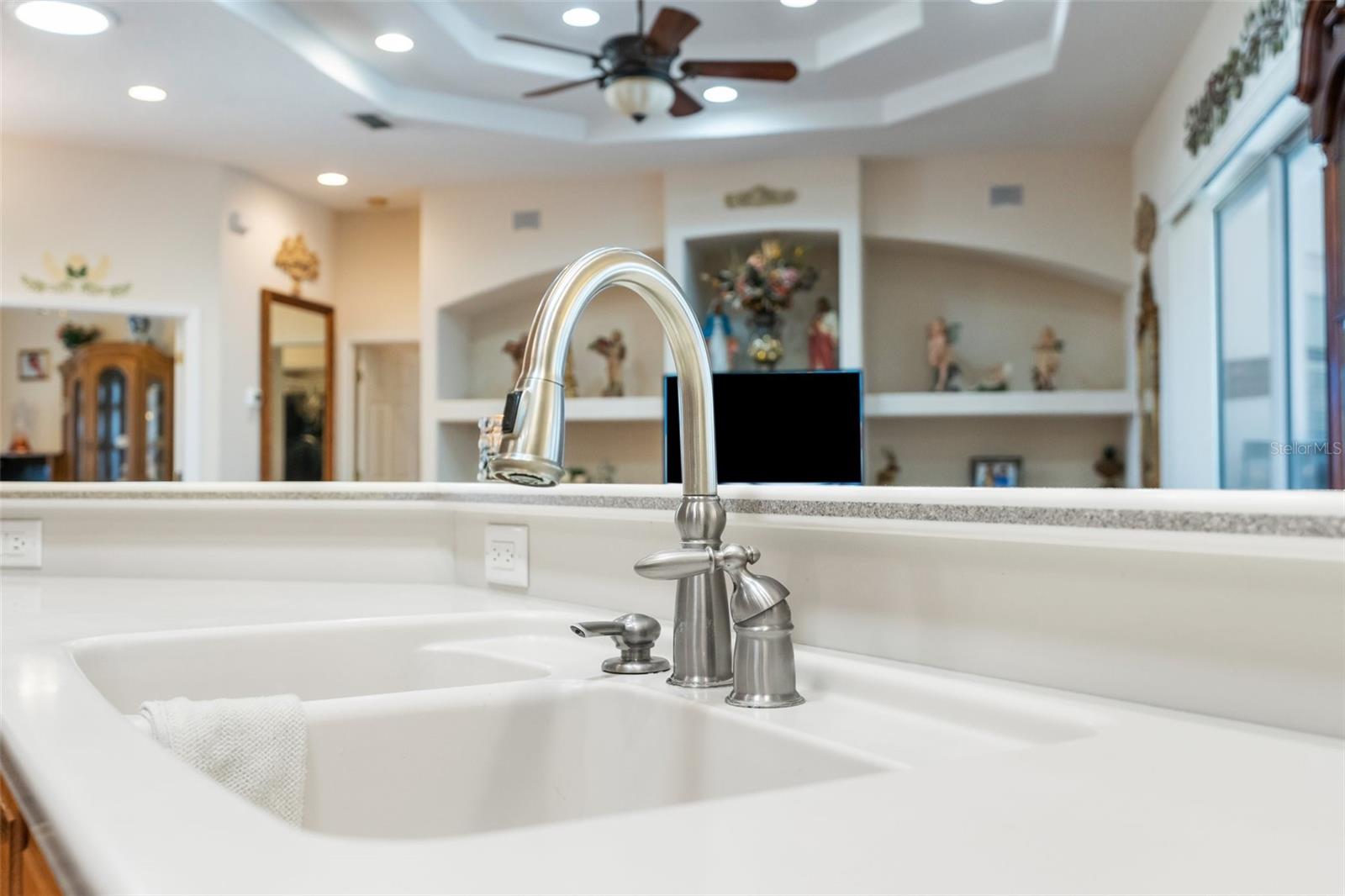 10124 SOUTHERN BREEZE CT