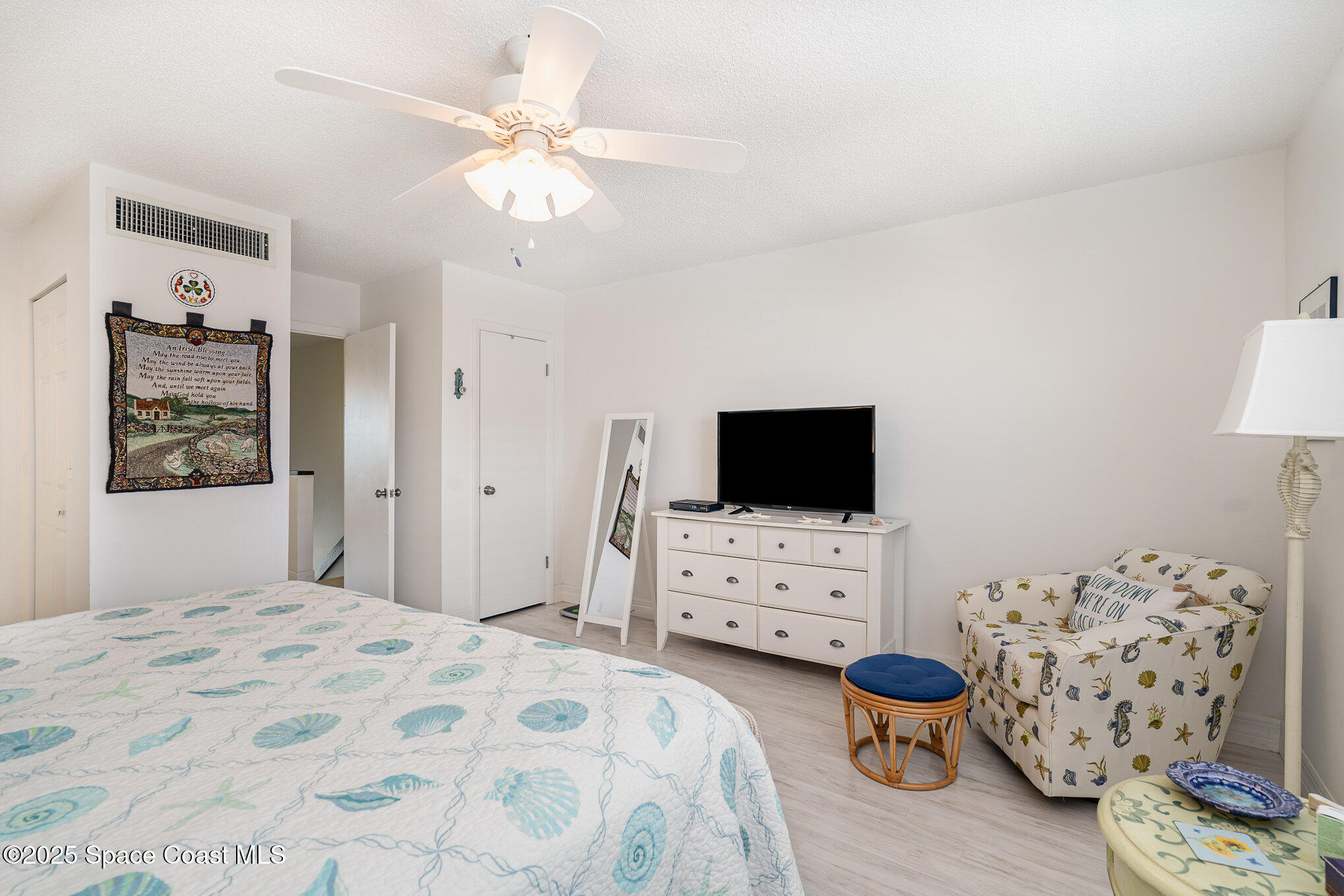 180 Paradise Boulevard, 18022