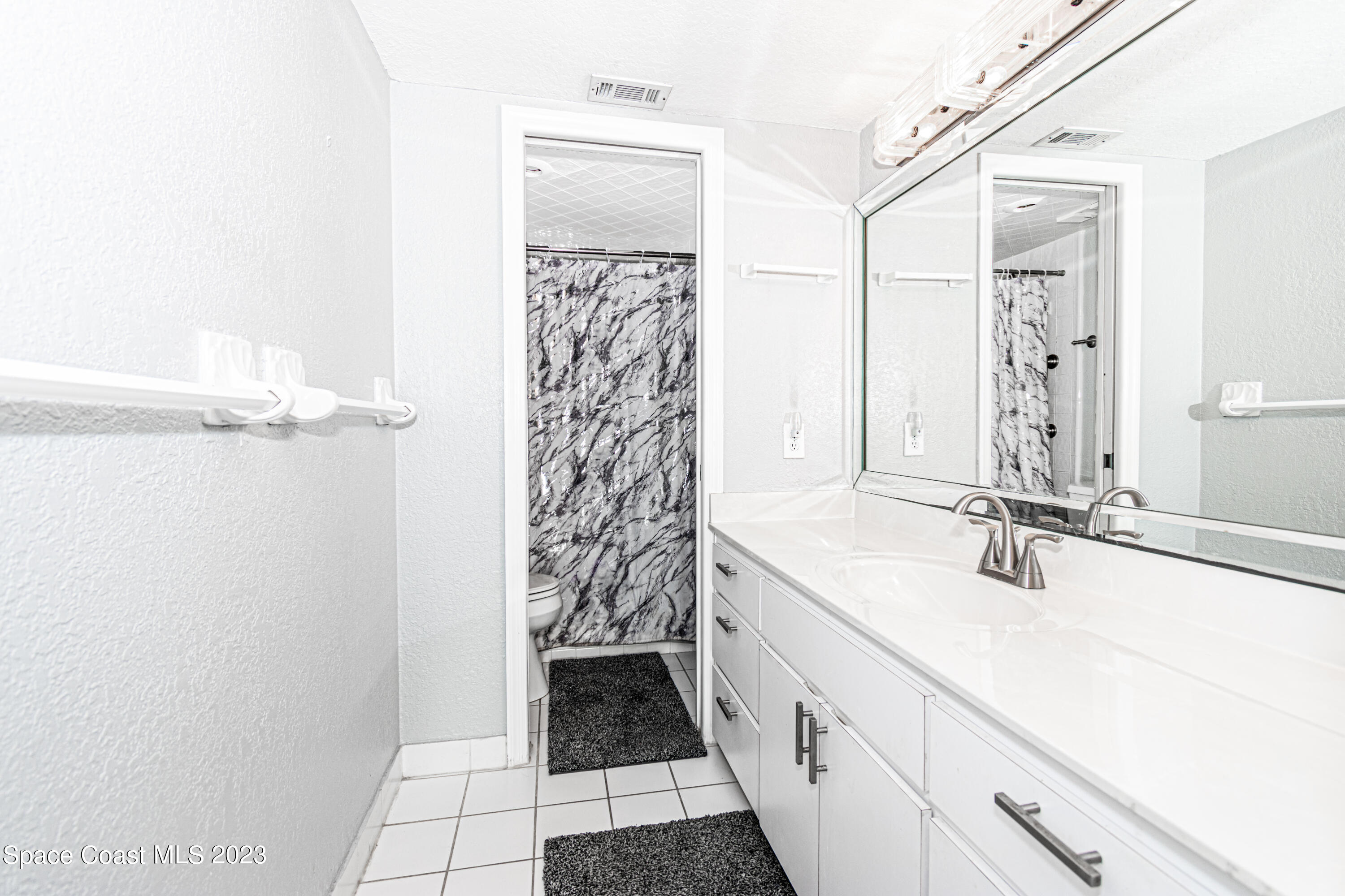 505 N Miramar Avenue, 404