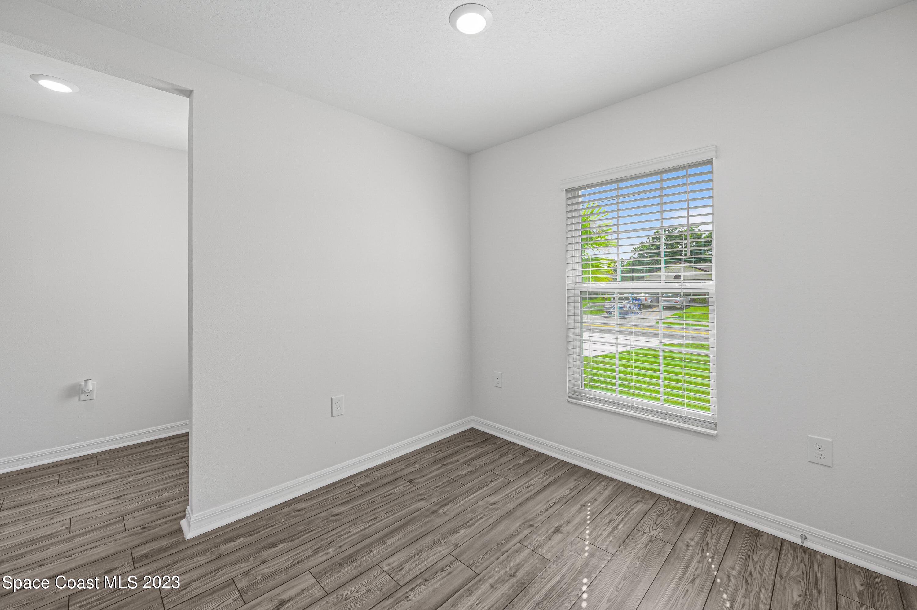 1027 Cloverleaf Avenue SE