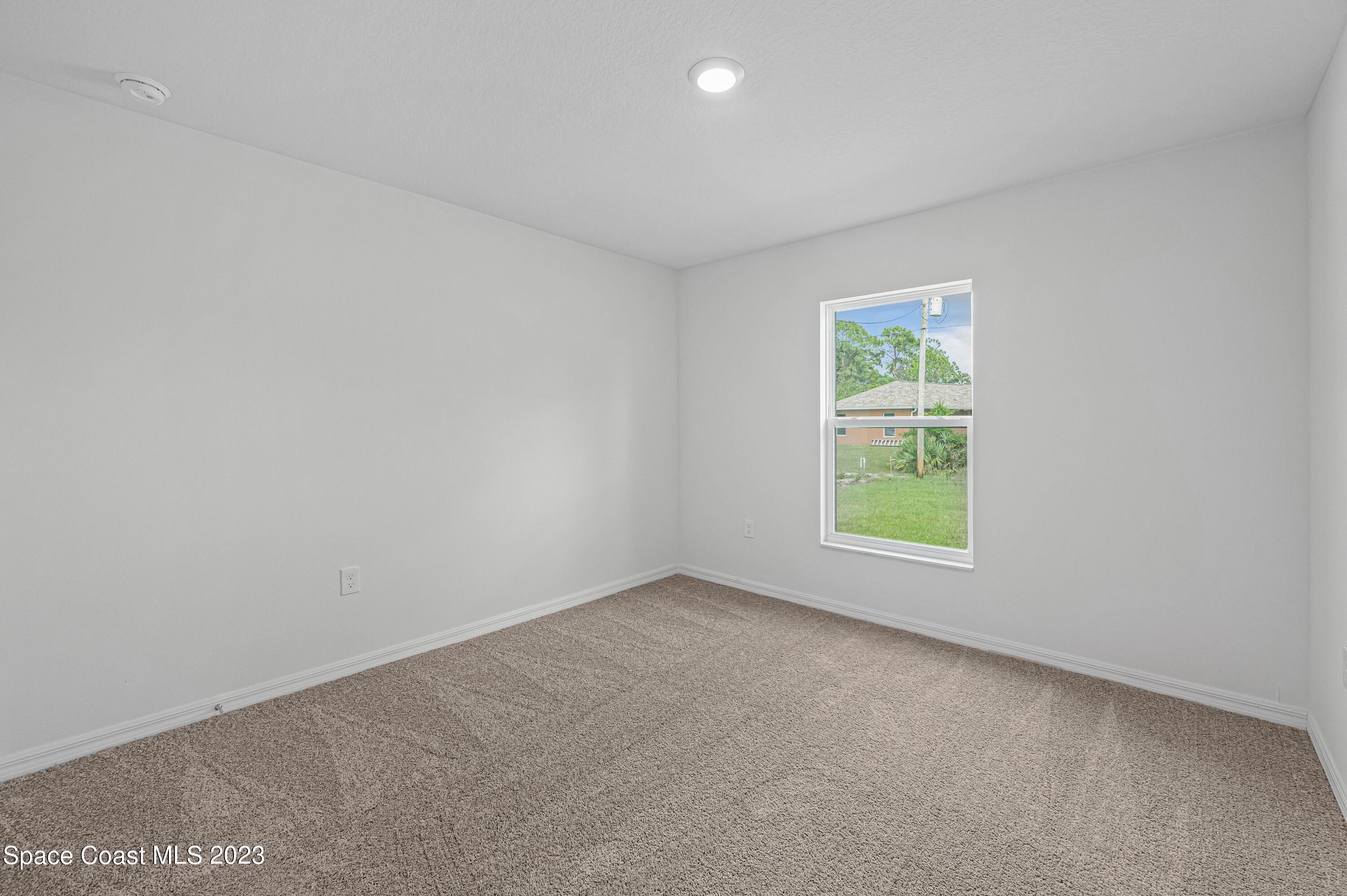 1027 Cloverleaf Avenue SE