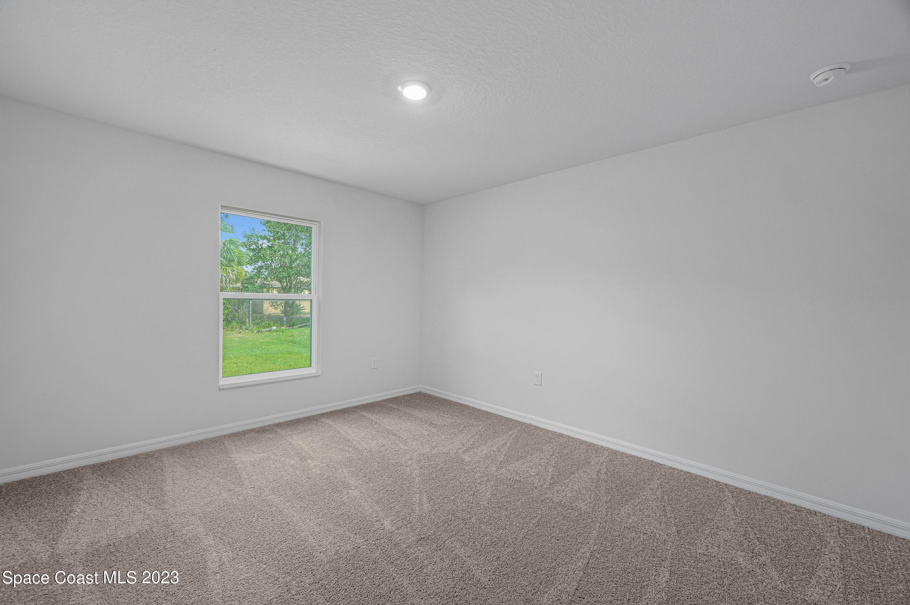 1027 Cloverleaf Avenue SE
