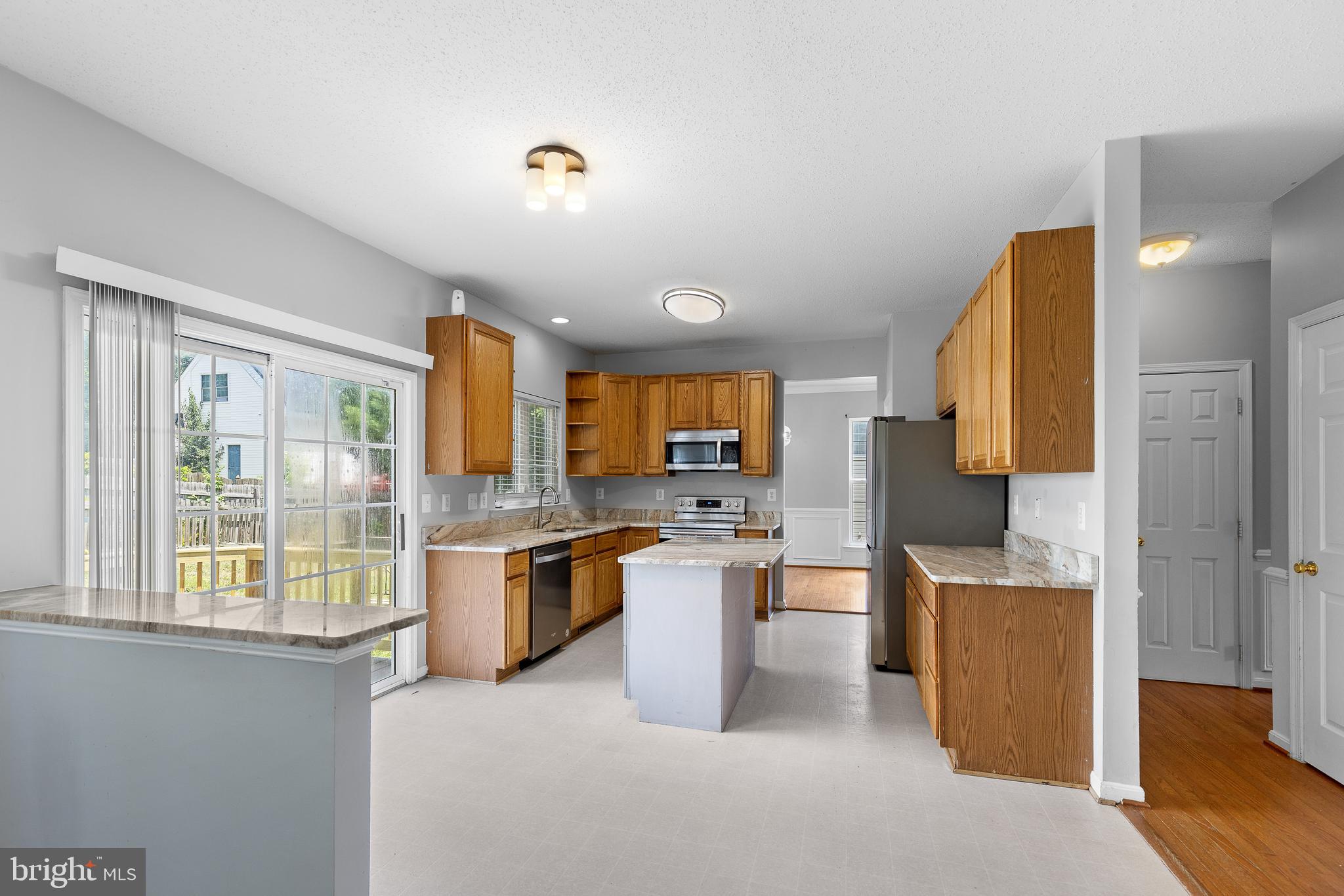 6917 Hawthorne Woods Cir