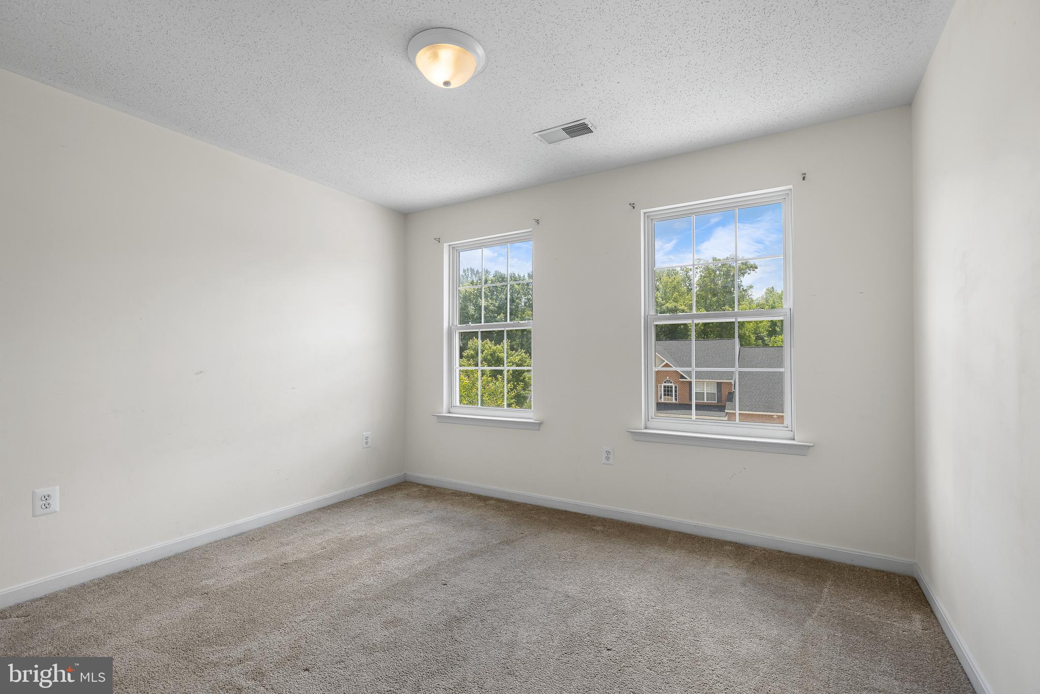 6917 Hawthorne Woods Cir