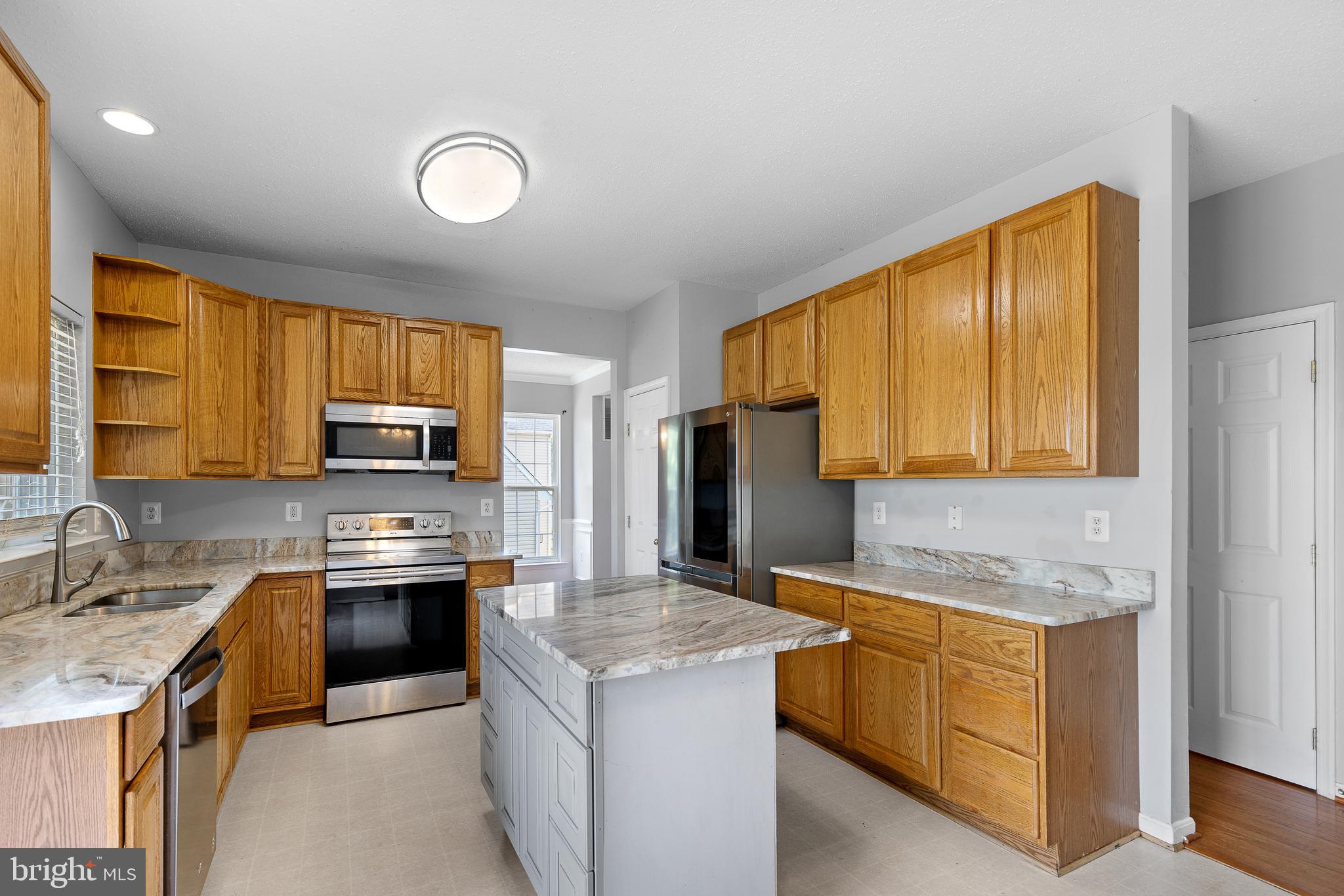 6917 Hawthorne Woods Cir