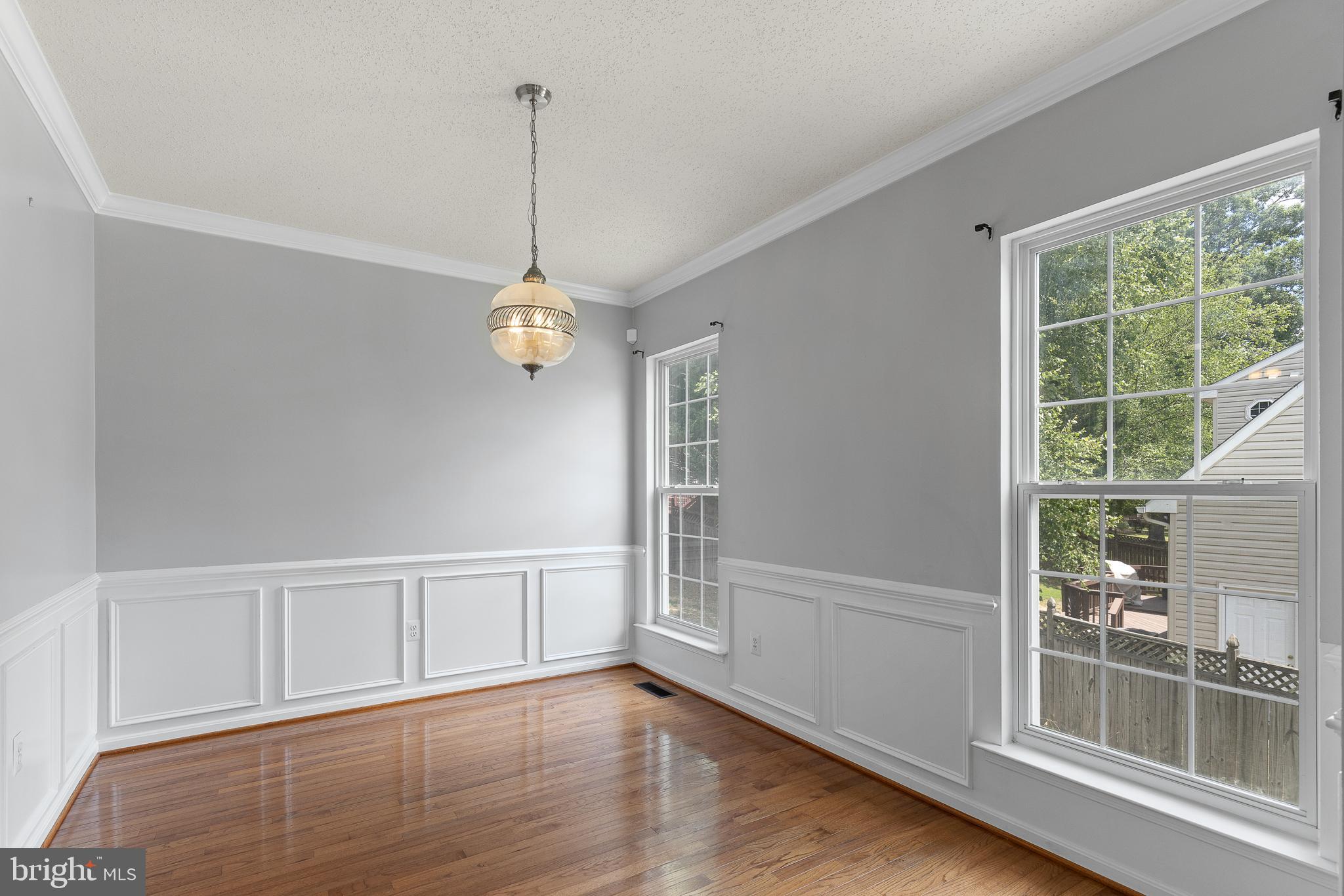 6917 Hawthorne Woods Cir