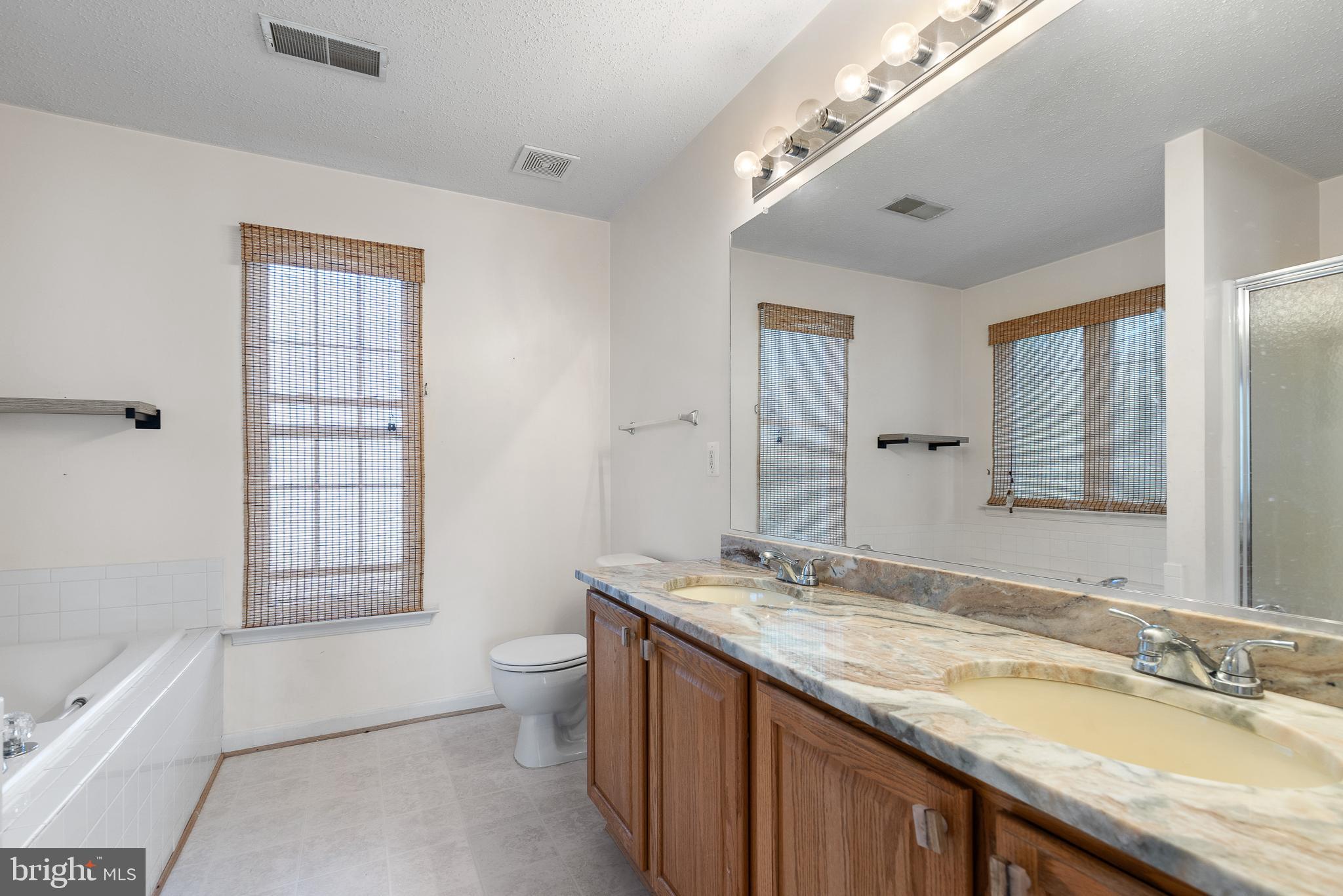 6917 Hawthorne Woods Cir