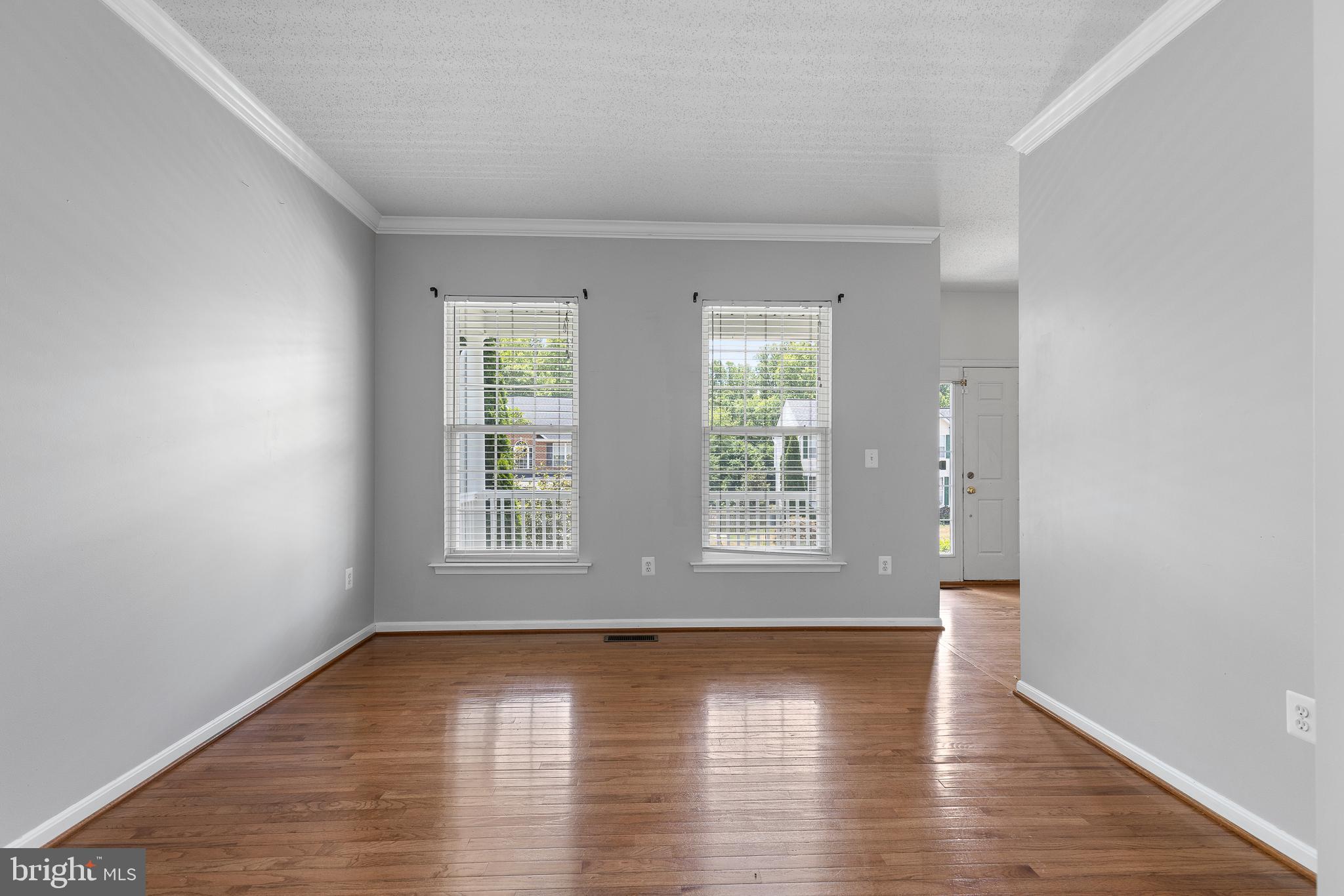 6917 Hawthorne Woods Cir