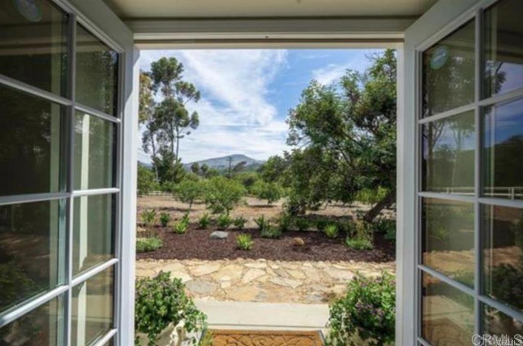 6416 Lago Lindo Guest House