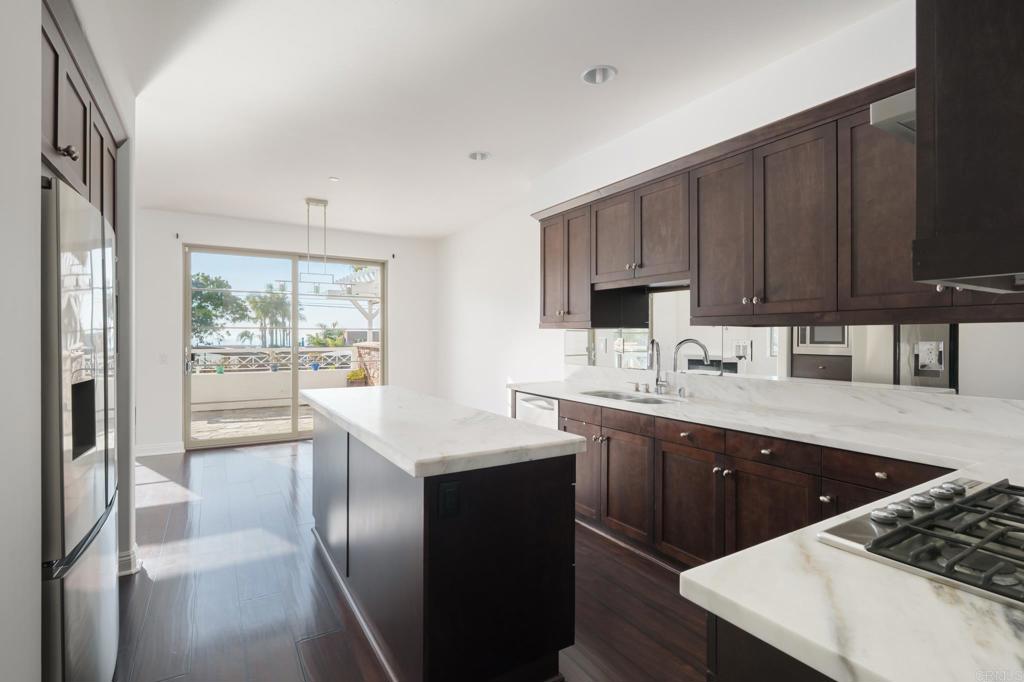 611 Stratford Ct